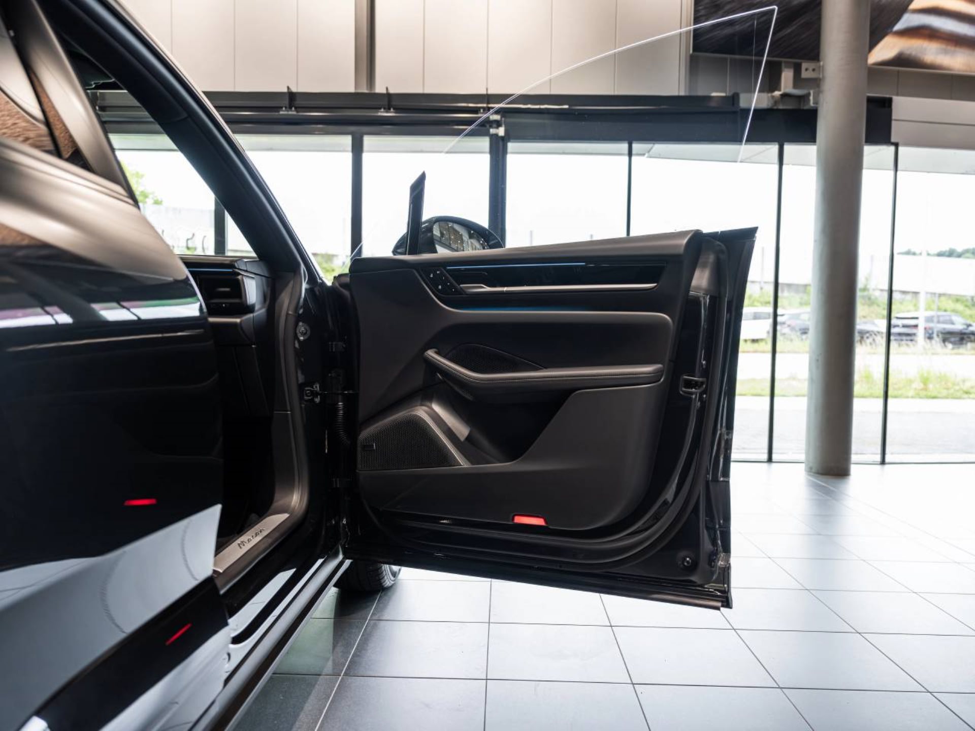 PORSCHE Macan-image-21