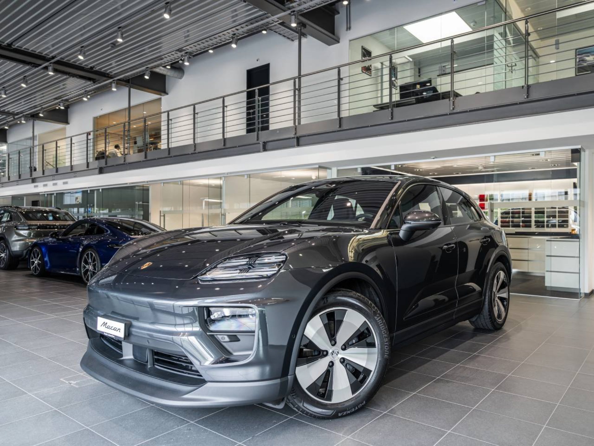 PORSCHE Macan-image-8