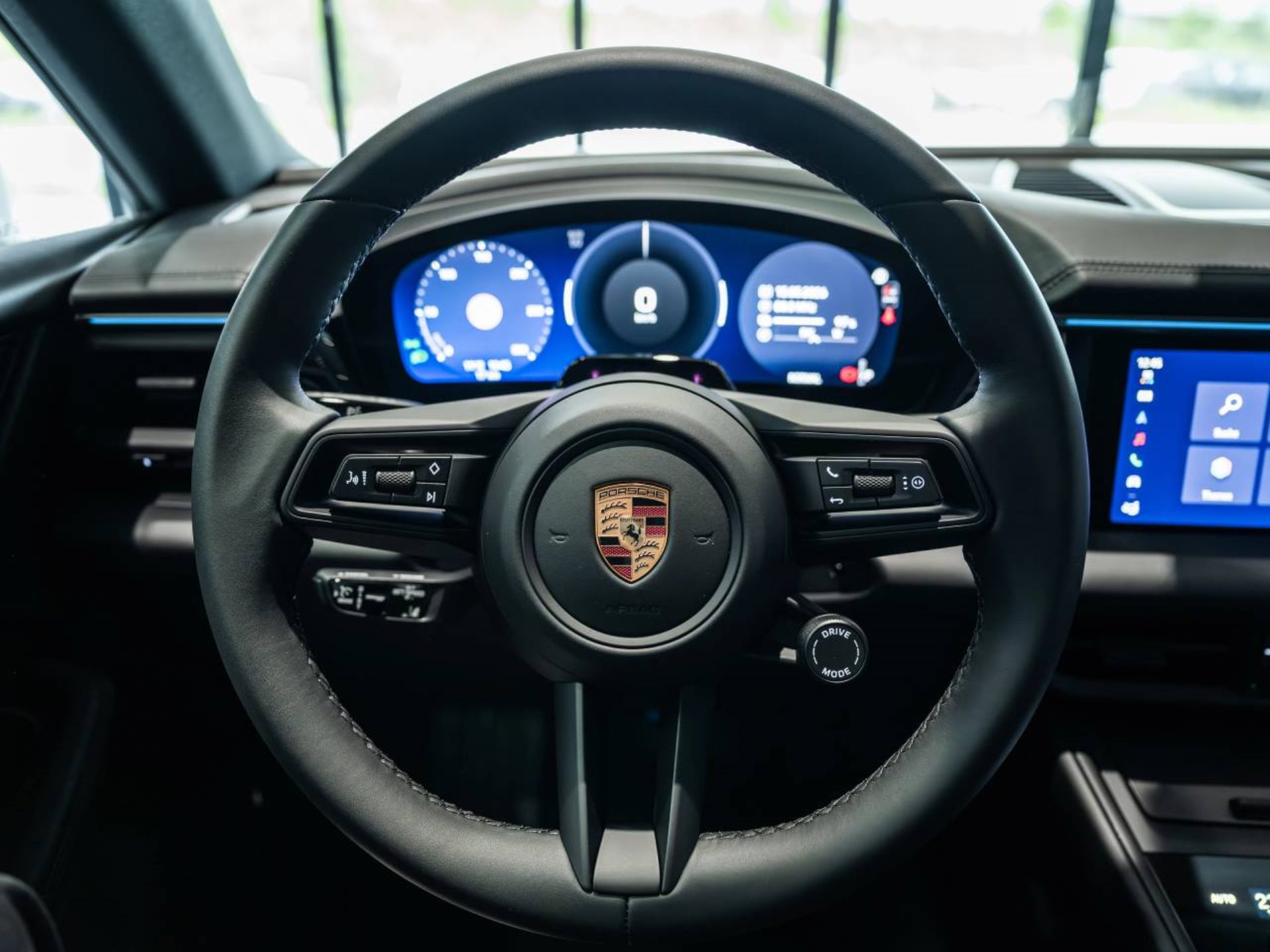 PORSCHE Macan-image-12