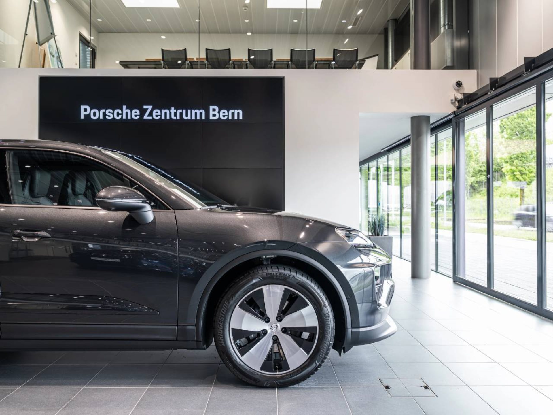 PORSCHE Macan-image-11