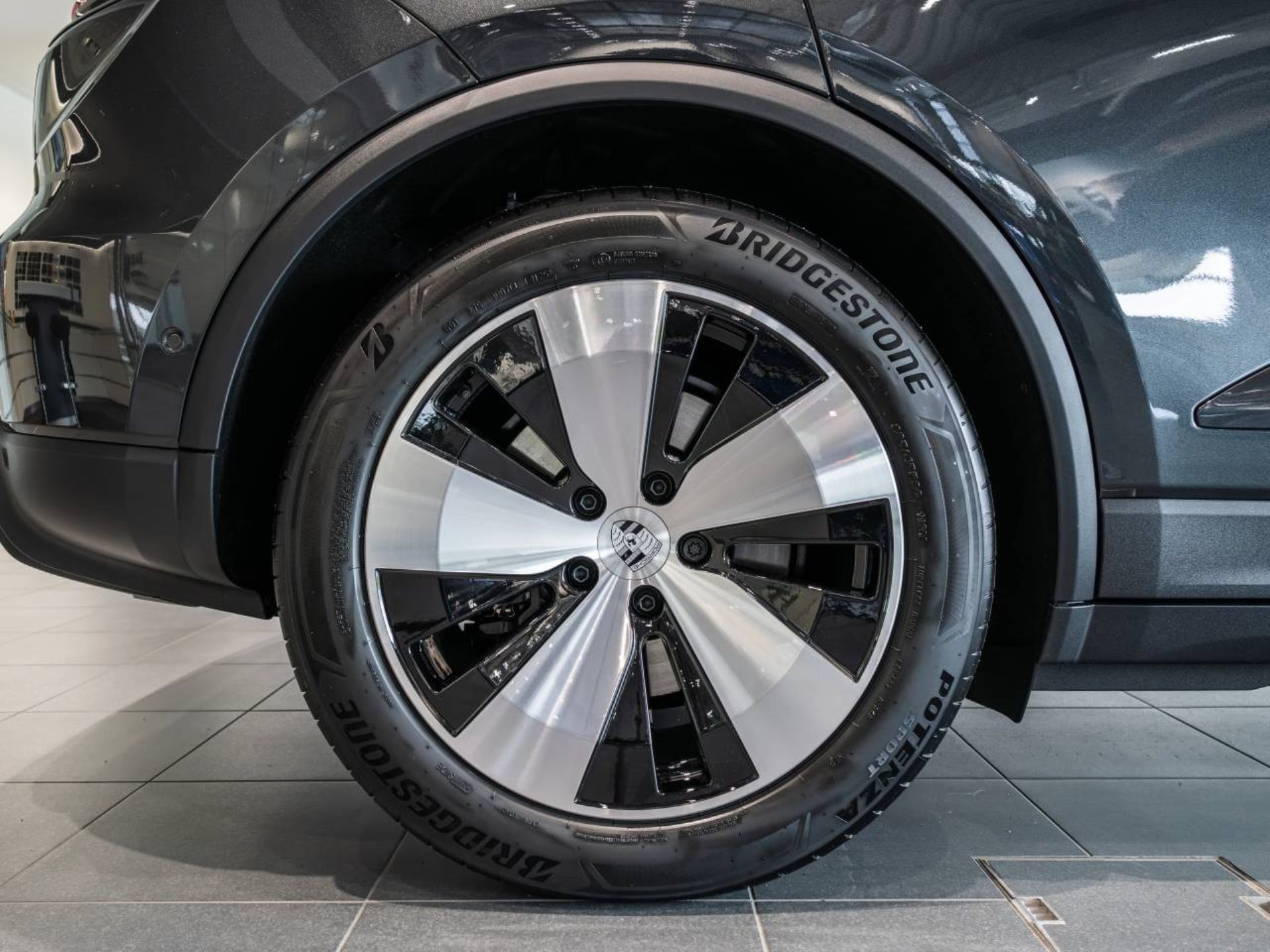 PORSCHE Macan-image-28