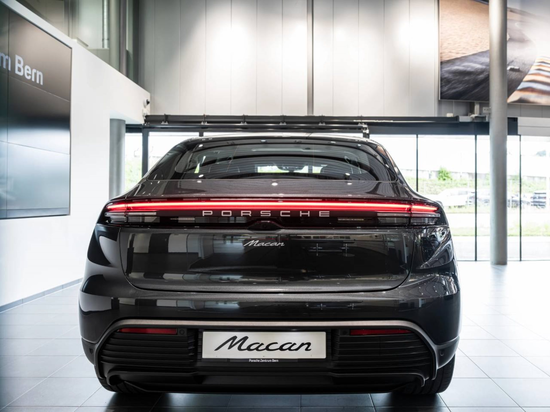 PORSCHE Macan-image-5