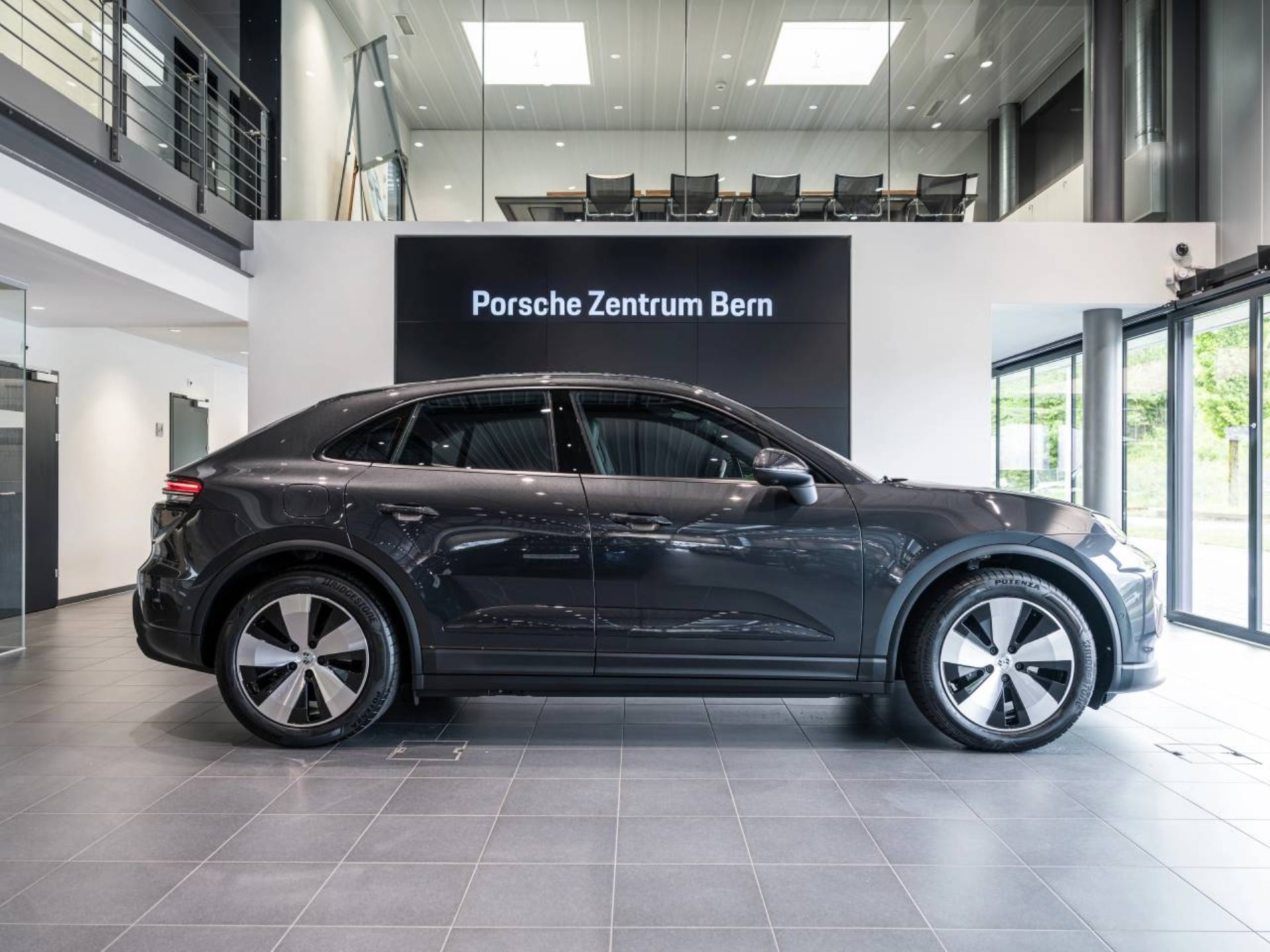PORSCHE Macan-showroom-element-1