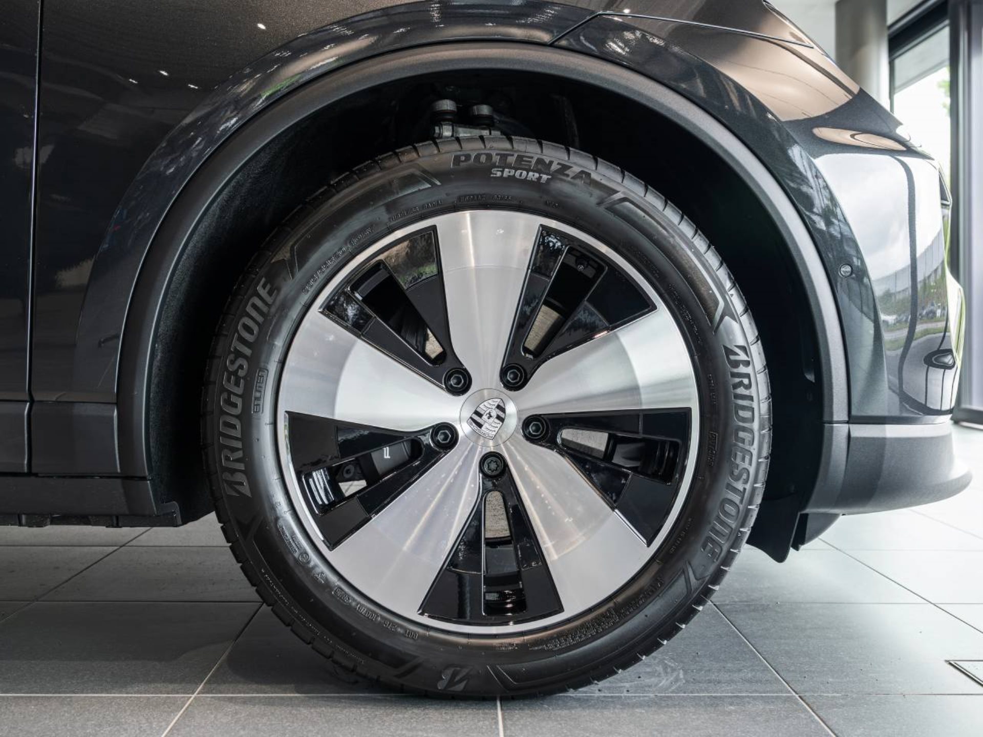 PORSCHE Macan-image-30