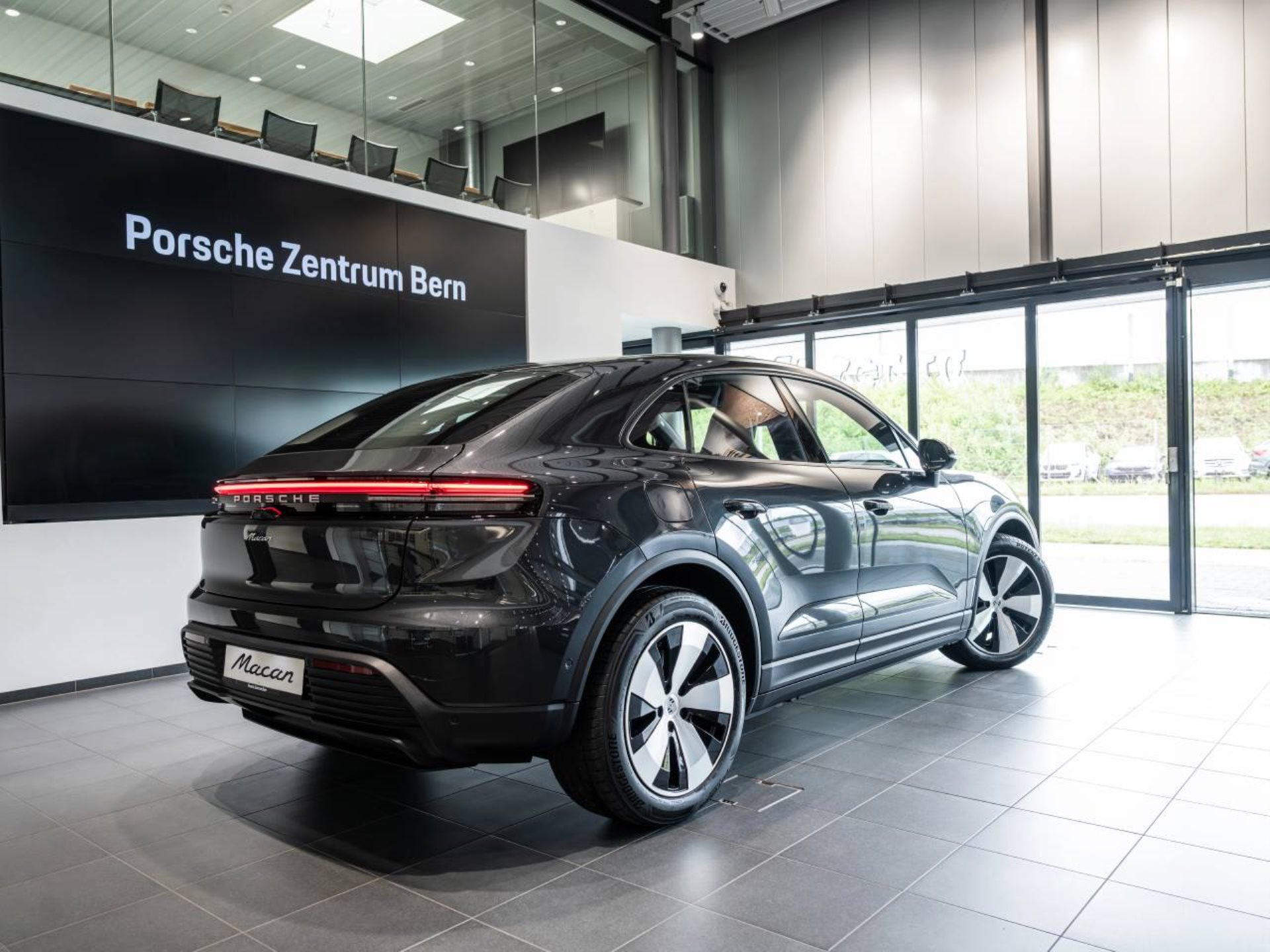 PORSCHE Macan-showroom-element-2