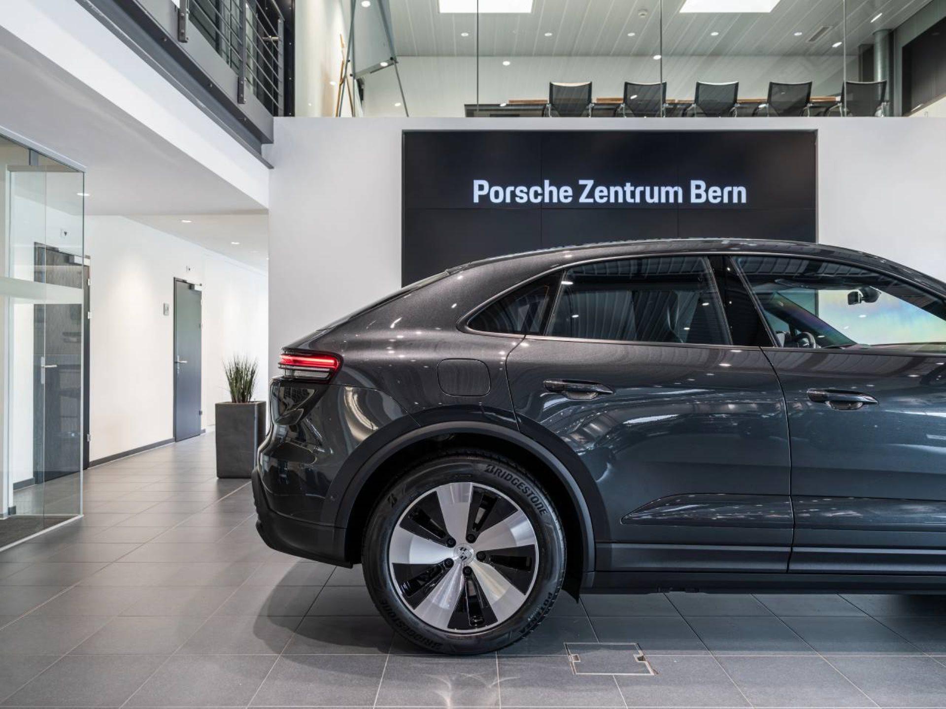 PORSCHE Macan-image-10