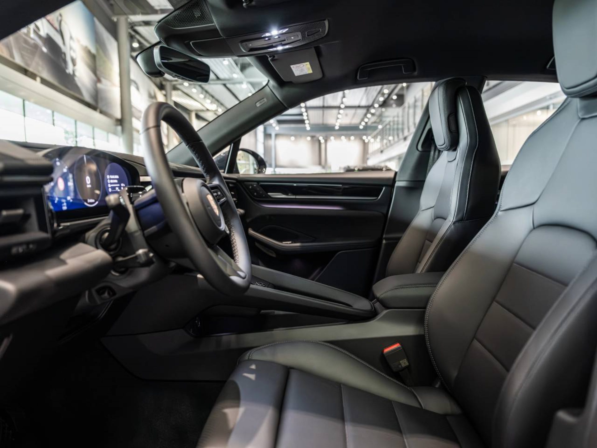 PORSCHE Macan-showroom-element-3