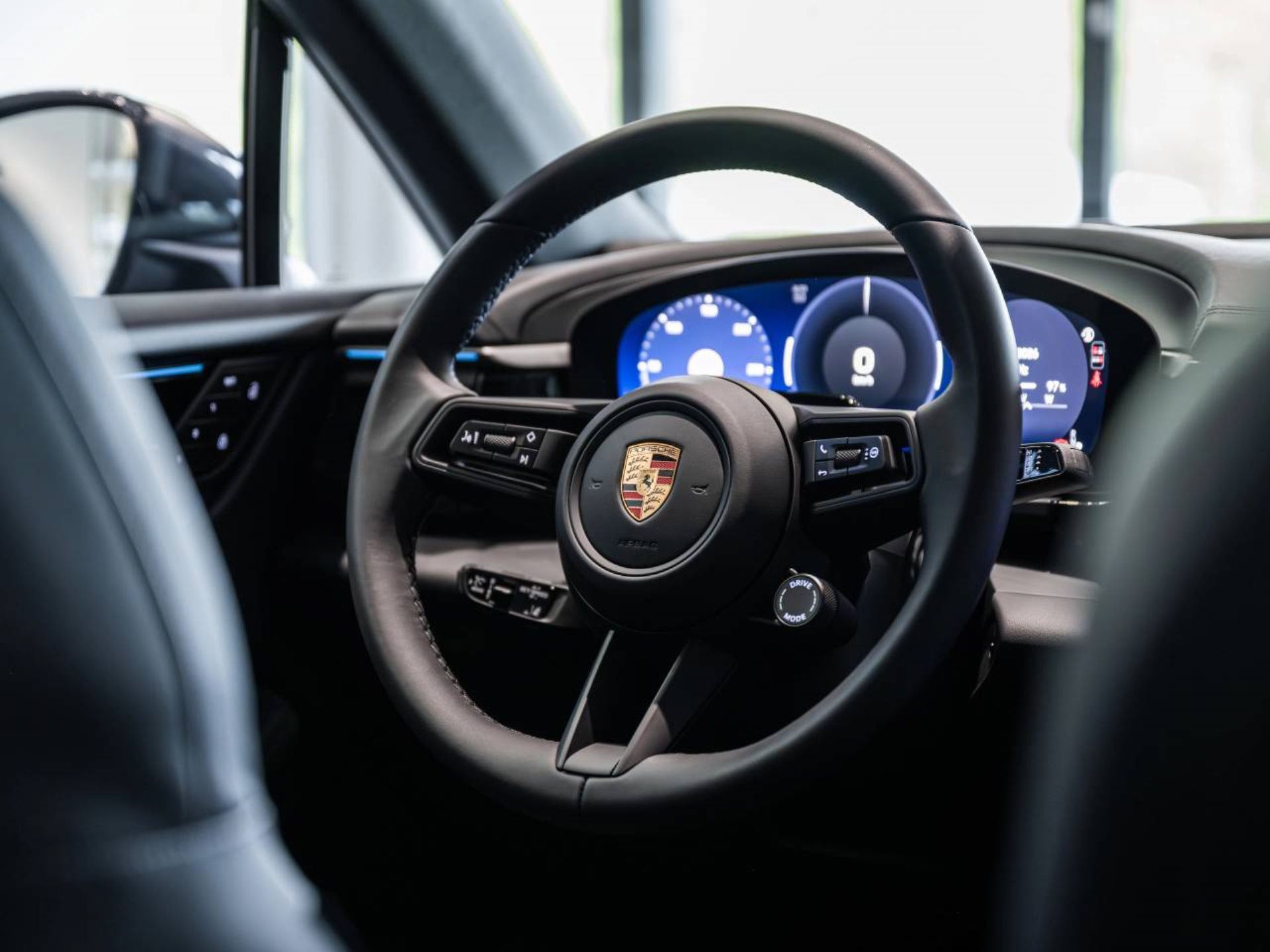 PORSCHE Macan-image-14