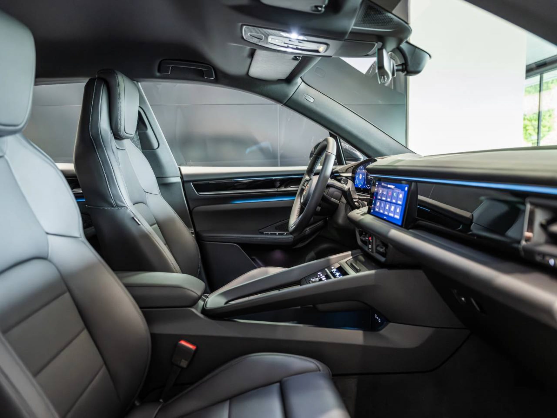 PORSCHE Macan-image-17