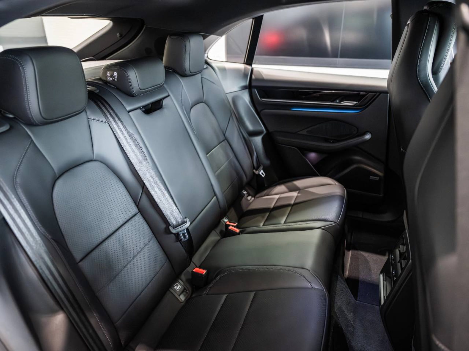 PORSCHE Macan-image-18