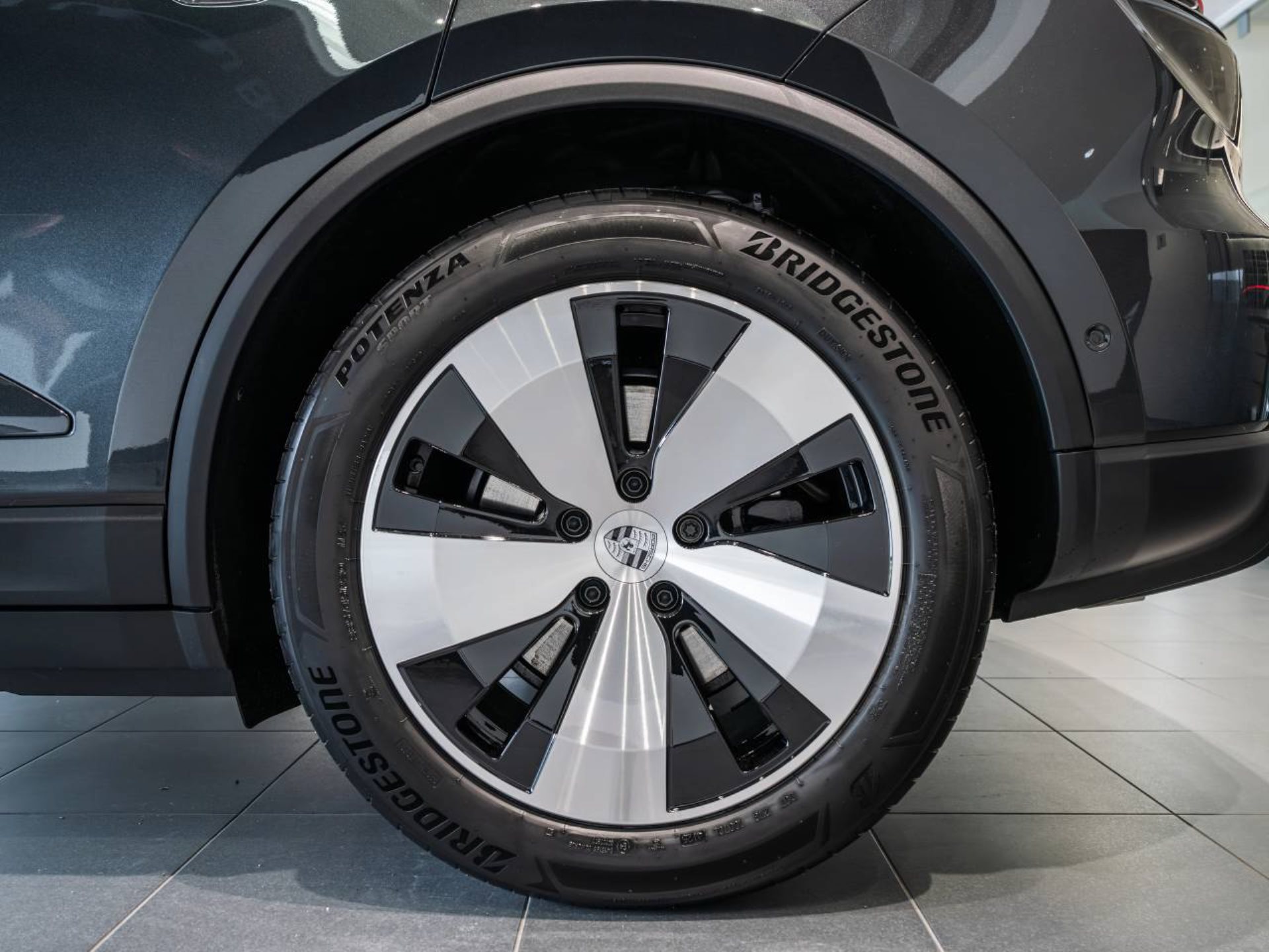 PORSCHE Macan-image-29