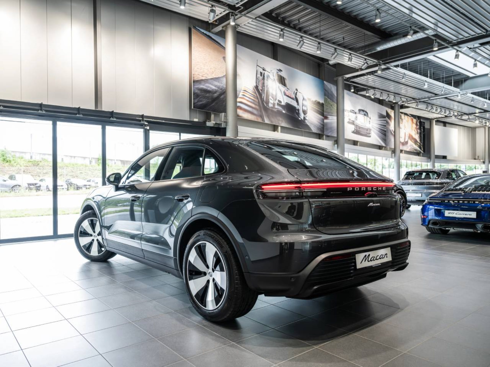 PORSCHE Macan-image-7