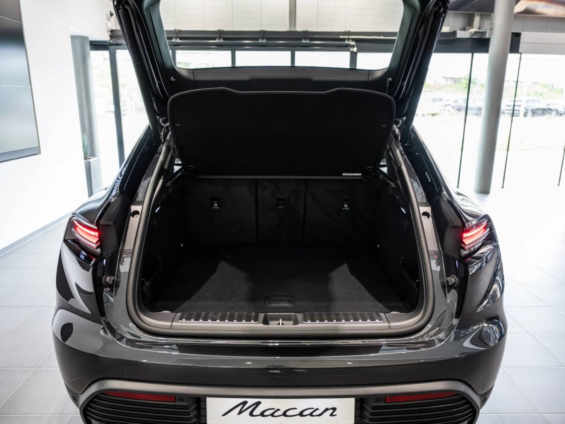 PORSCHE Macan-image-6