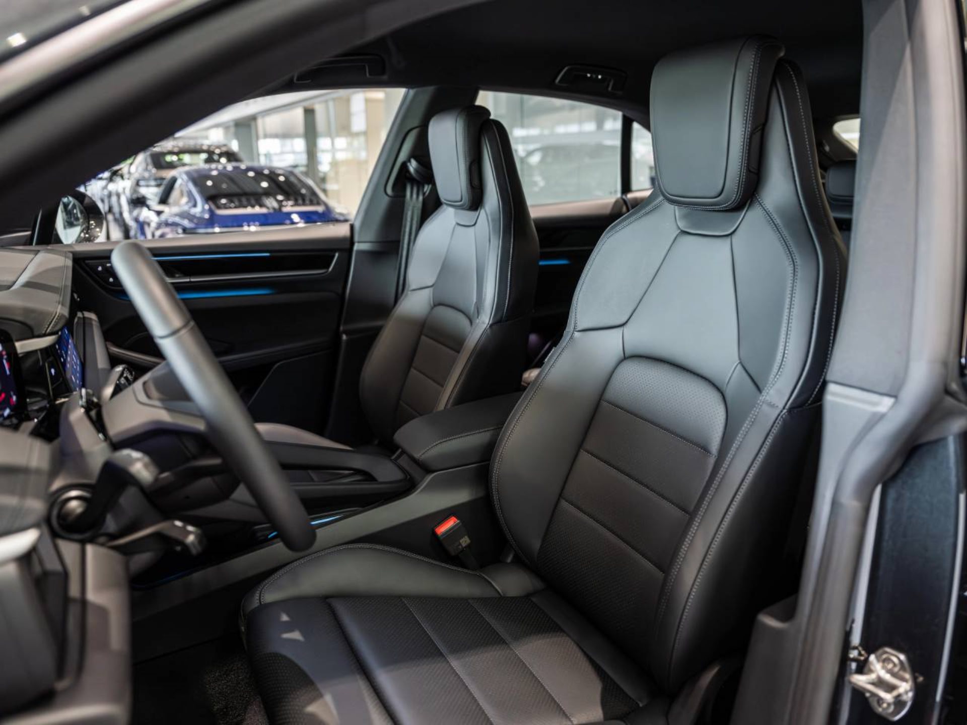 PORSCHE Macan-image-4