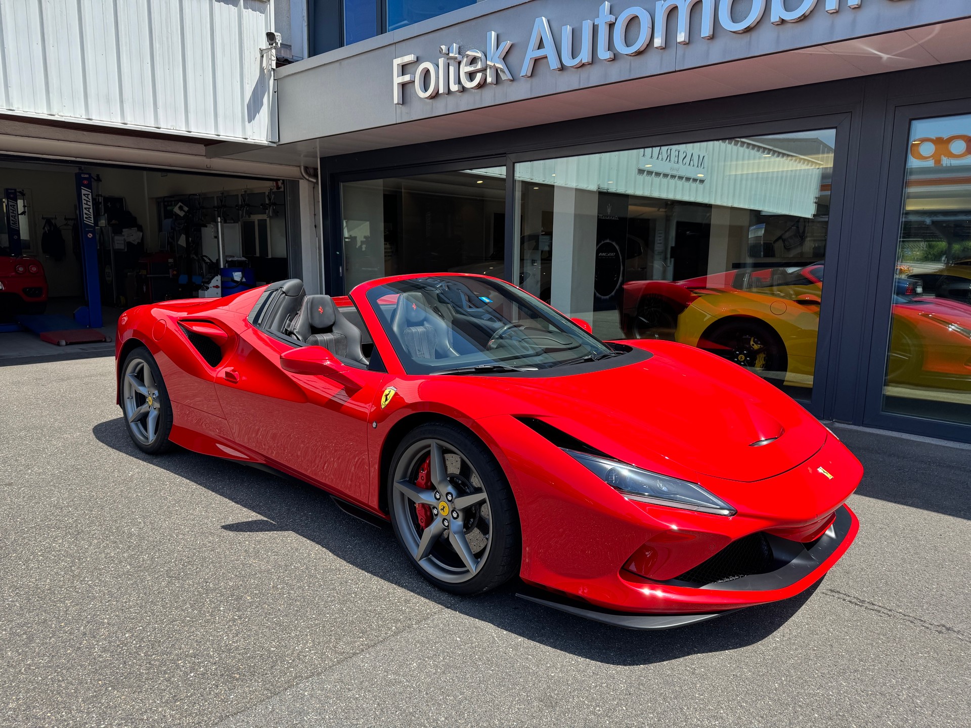 FERRARI F8 Spider-showroom-element-2