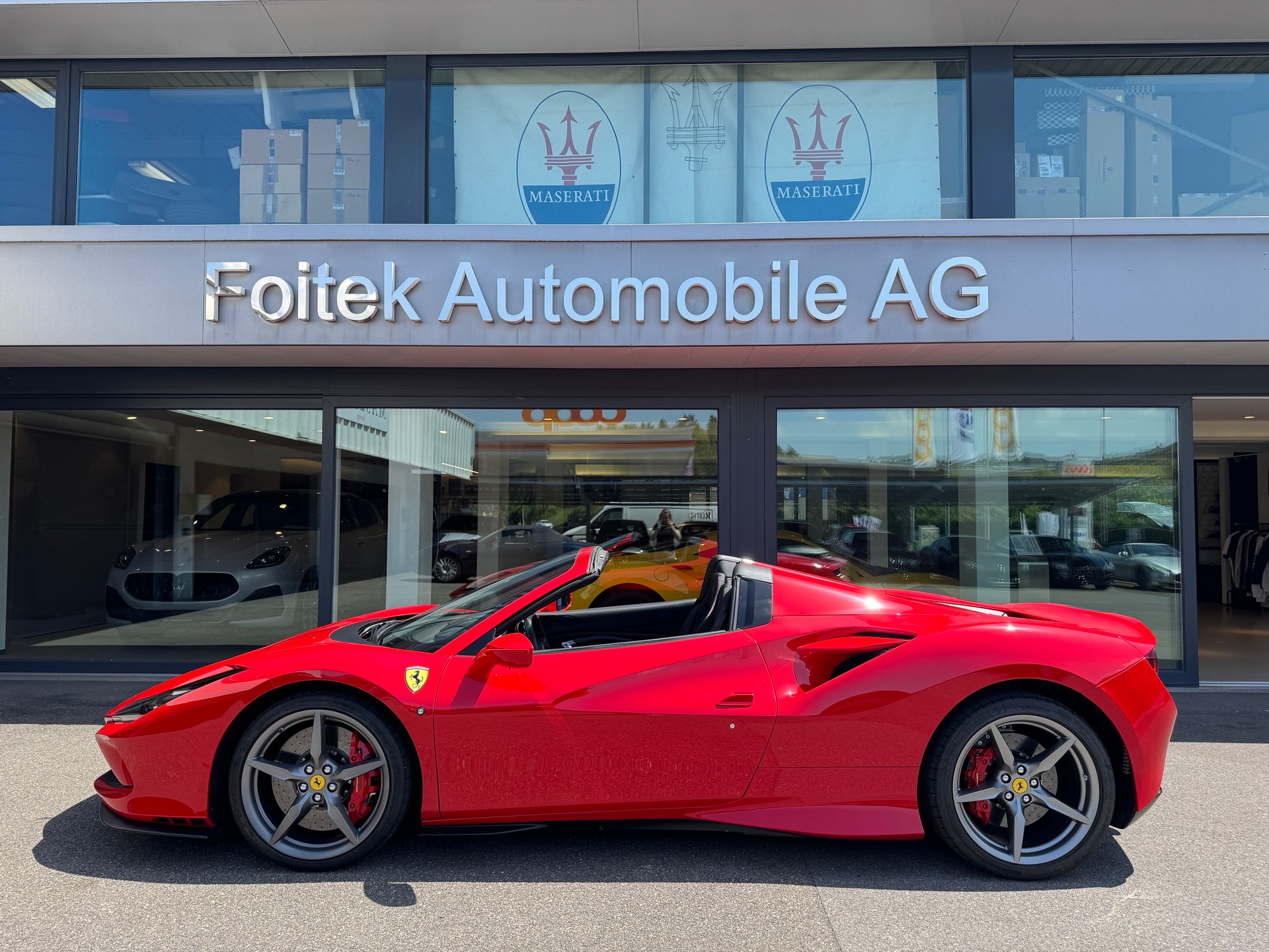 FERRARI F8 Spider-showroom-element-1
