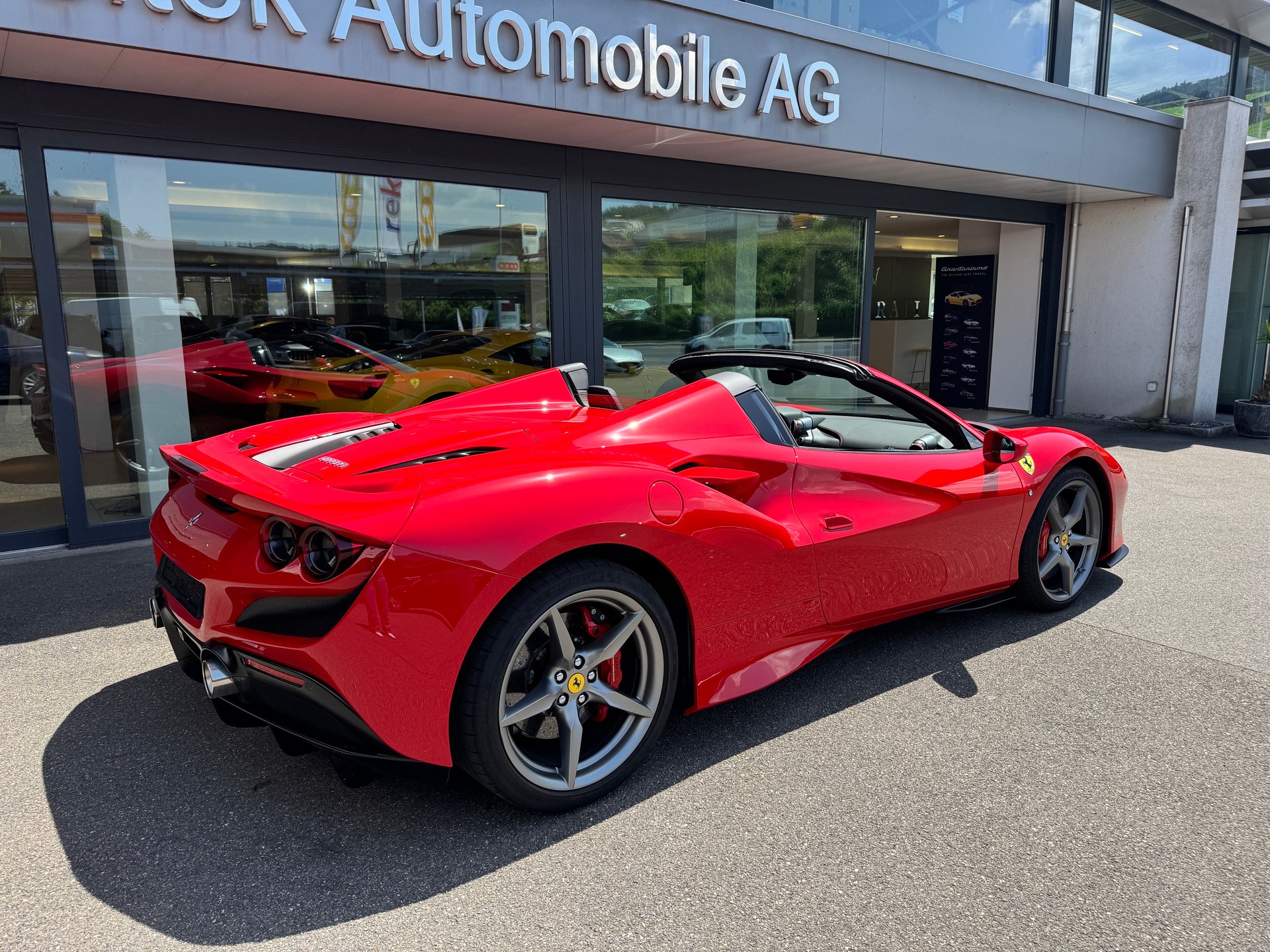 FERRARI F8 Spider-showroom-element-3
