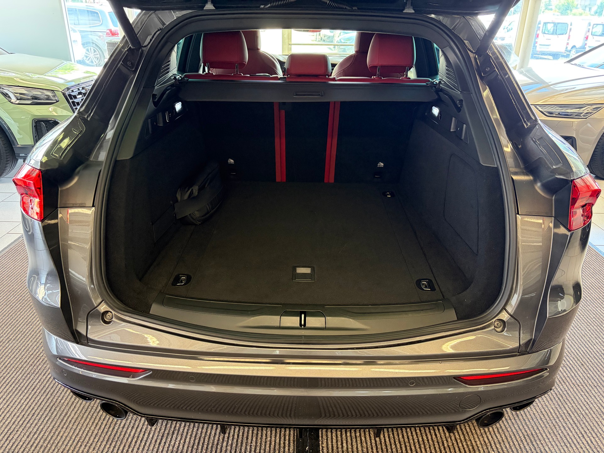 MASERATI Grecale 2.0 MHEV Modena Automatica | CH | Garantie Mai 27 | Leder Rosso | Carbon | HeadUp | 21" | 360 Kamera |-image-25