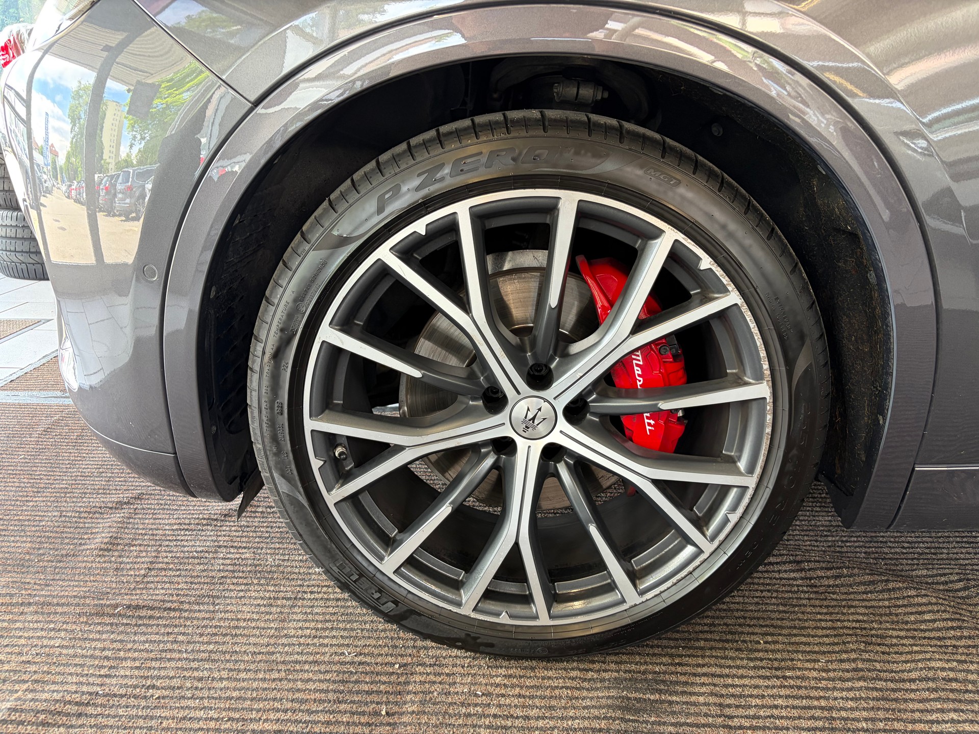 MASERATI Grecale 2.0 MHEV Modena Automatica | CH | Garantie Mai 27 | Leder Rosso | Carbon | HeadUp | 21" | 360 Kamera |-image-9