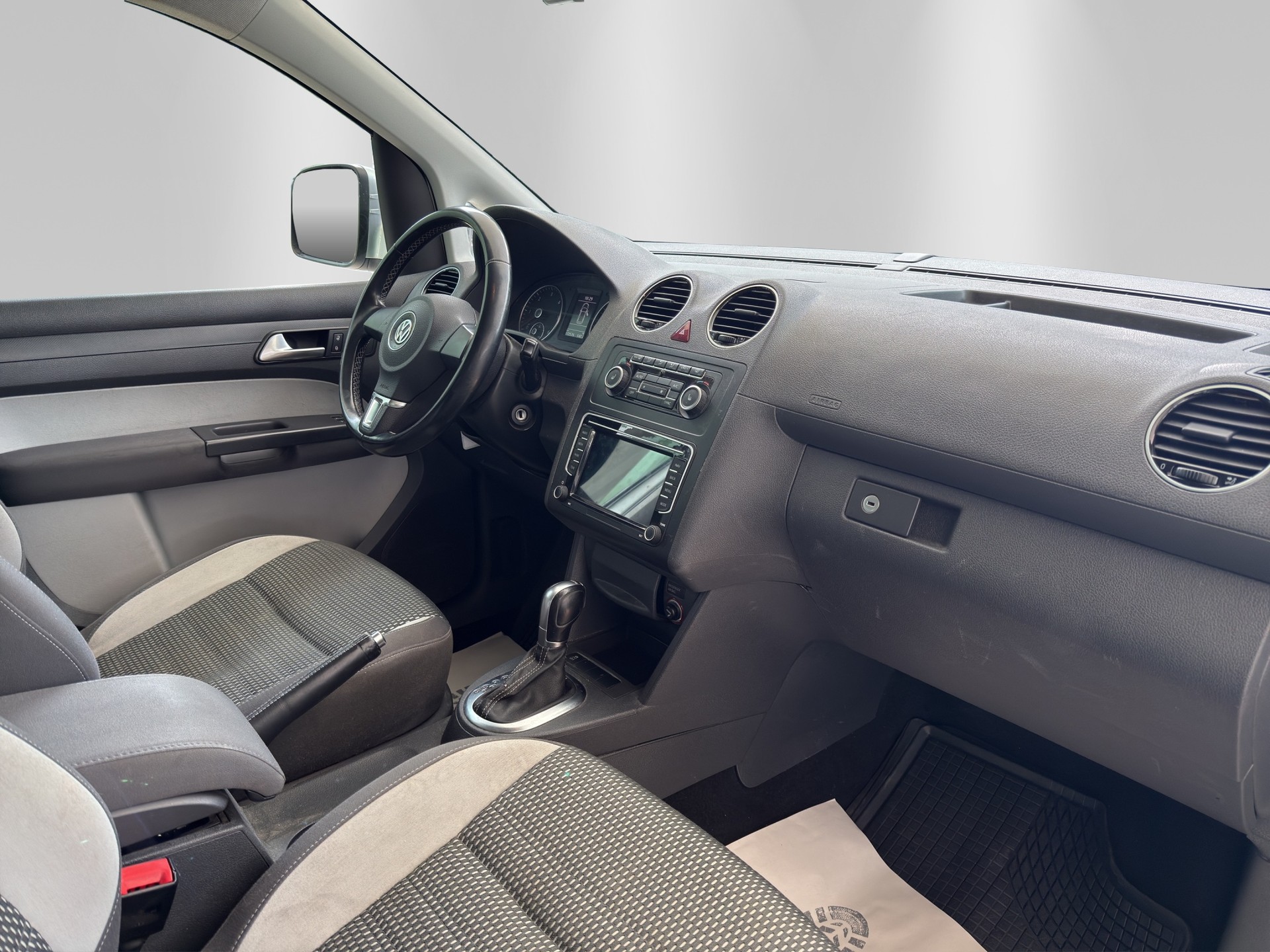 VW Cross Caddy 2.0 TDI 4Motion DSG-image-12