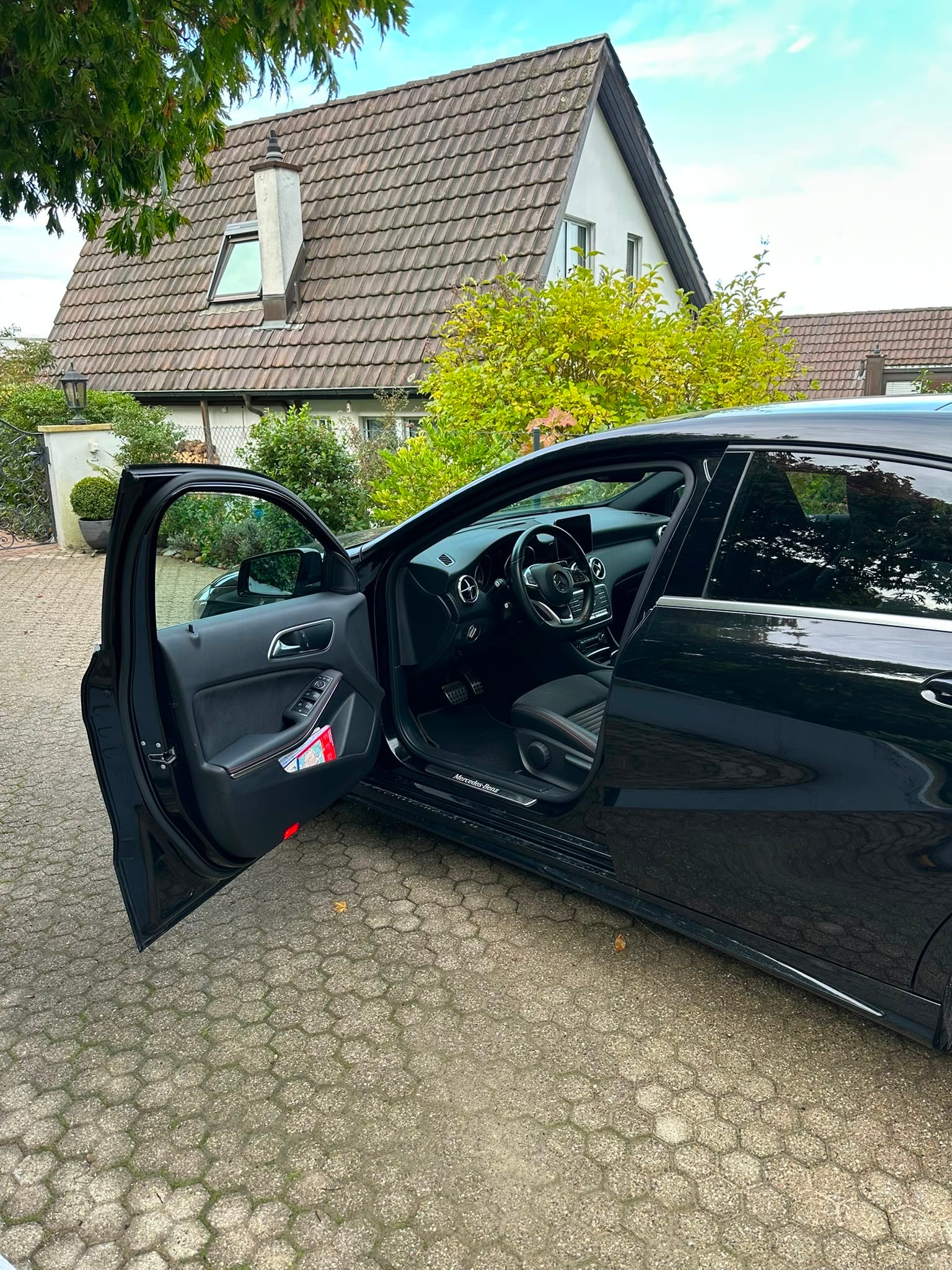 MERCEDES-BENZ A 220 AMG Line 4Matic 7G-DCT-image-6