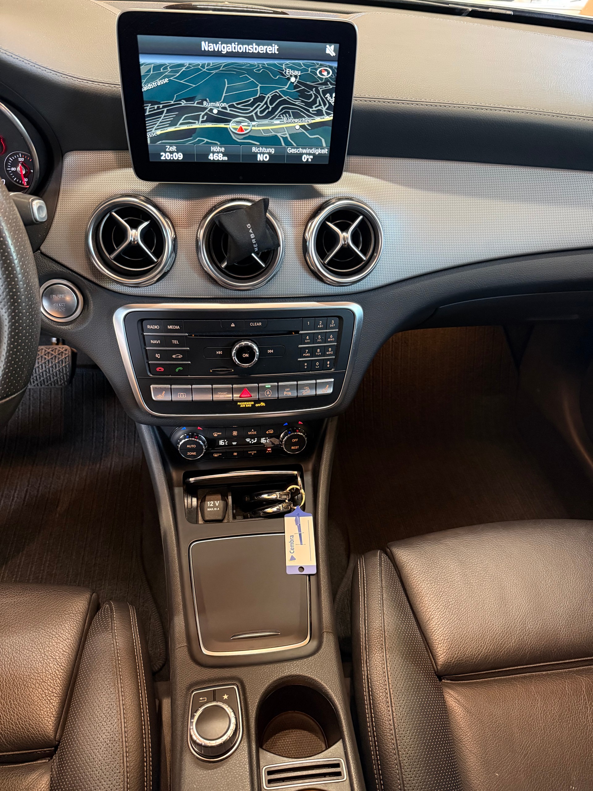 MERCEDES-BENZ GLA 200 d Swiss Star Edition Urban 4Matic 7G-DCT-image-11