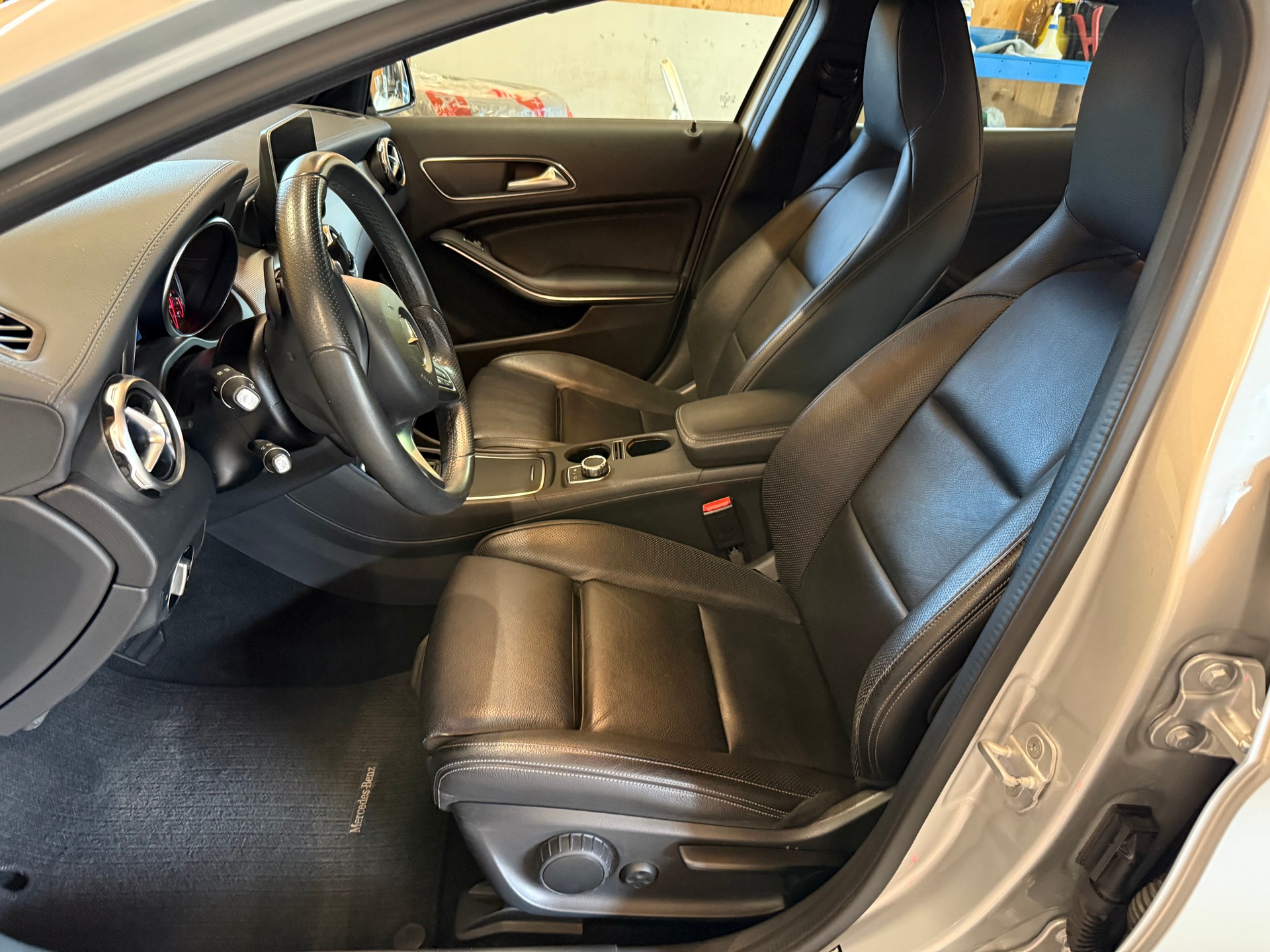 MERCEDES-BENZ GLA 200 d Swiss Star Edition Urban 4Matic 7G-DCT-image-6