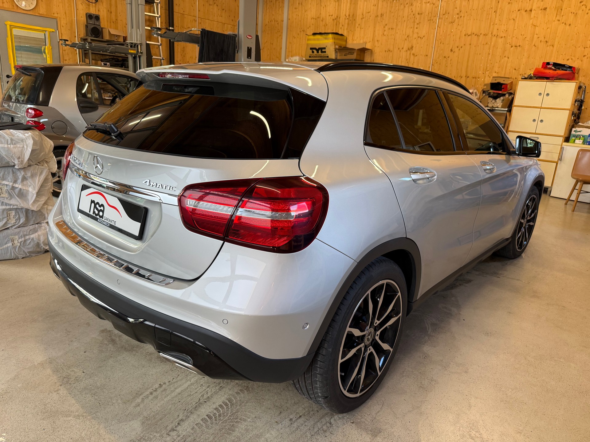 MERCEDES-BENZ GLA 200 d Swiss Star Edition Urban 4Matic 7G-DCT-showroom-element-3