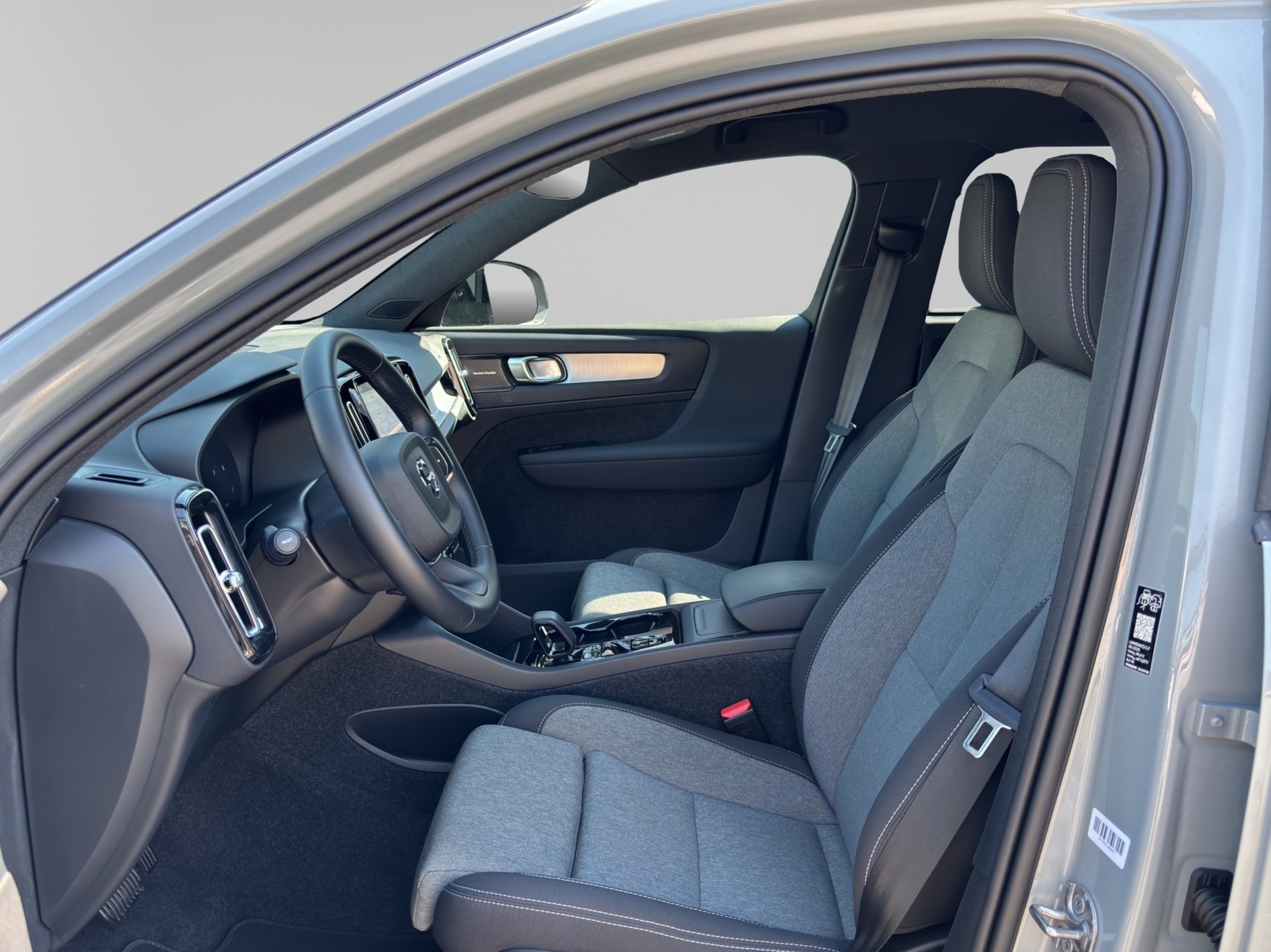VOLVO XC40 2.0 B4 MH Plus Dark-image-9