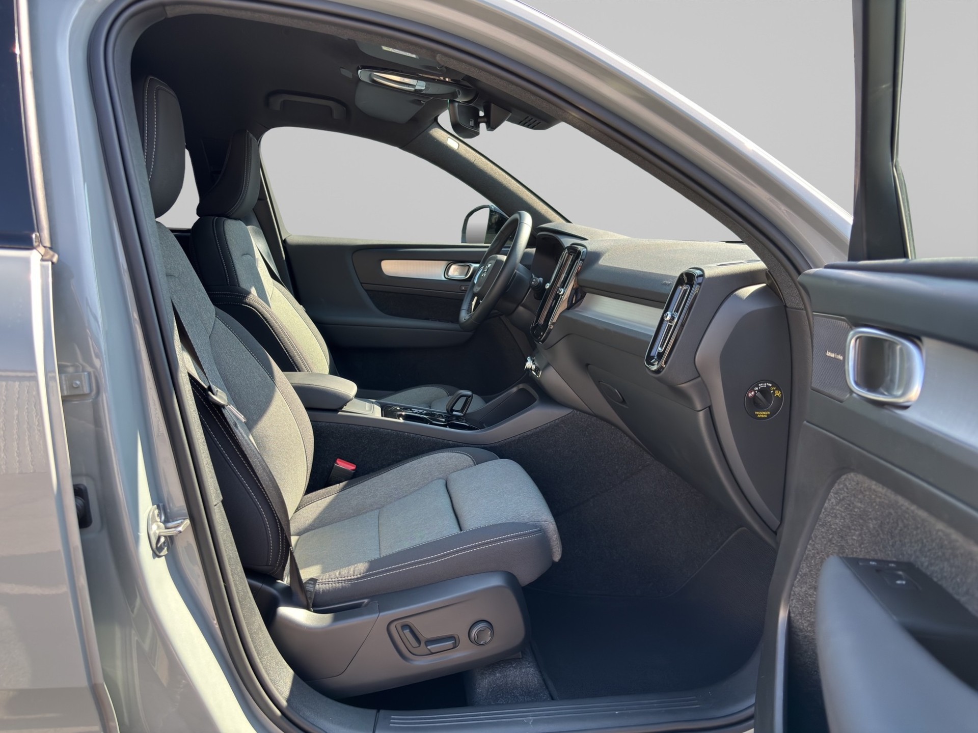 VOLVO XC40 2.0 B4 MH Plus Dark-image-13