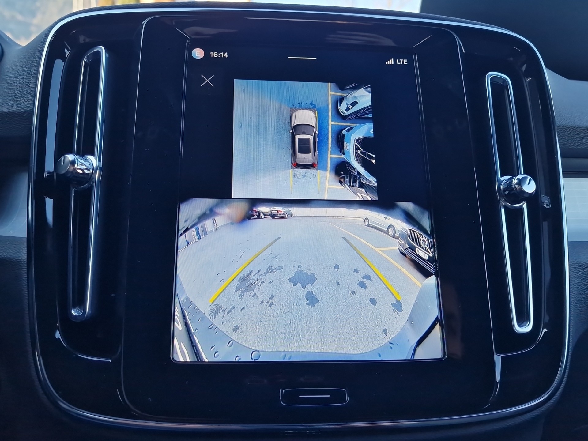VOLVO XC40 2.0 B4 MH Plus Dark-image-17