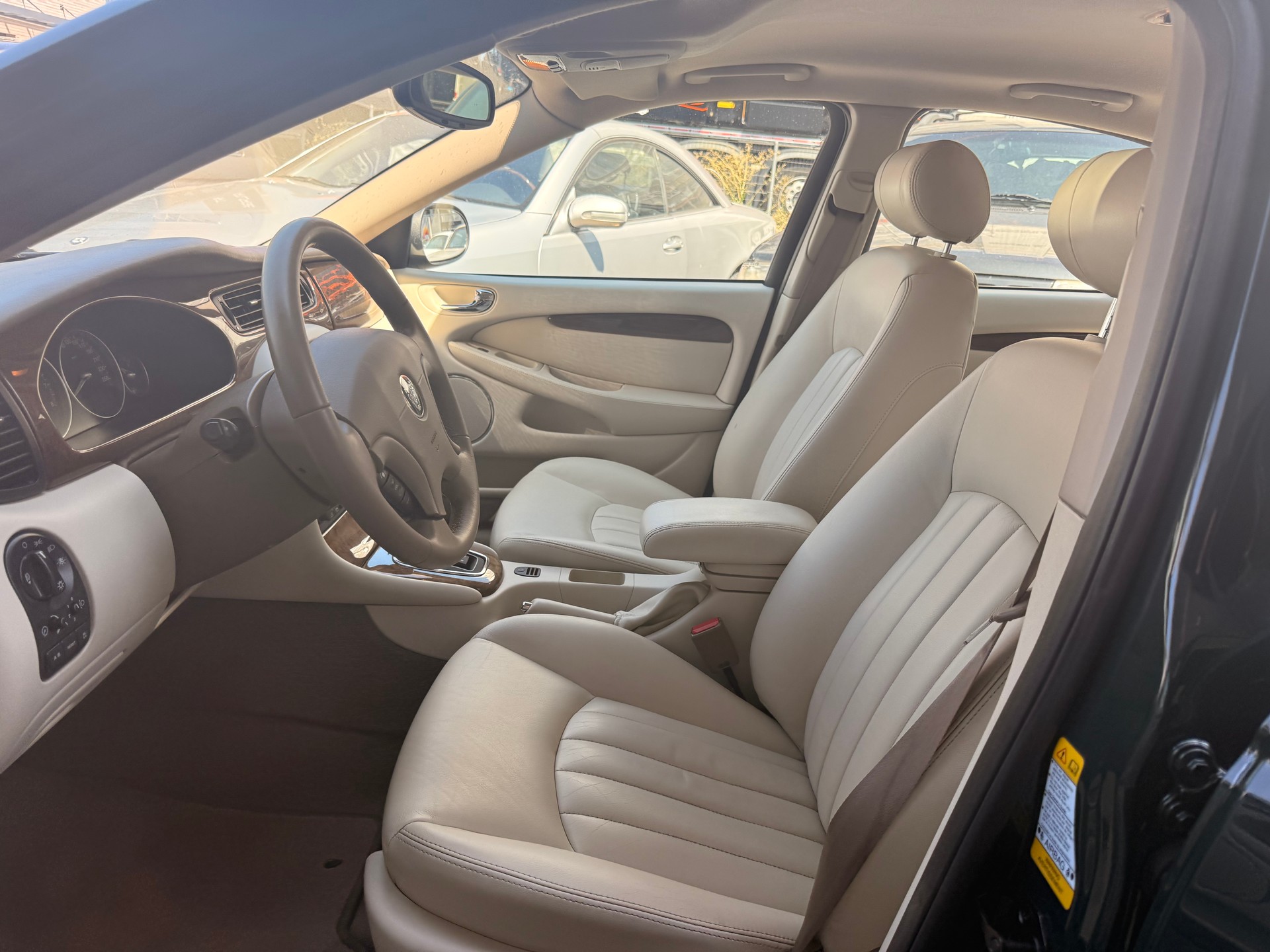 JAGUAR X-Type 3.0 V6 Traction4 Executive-image-9