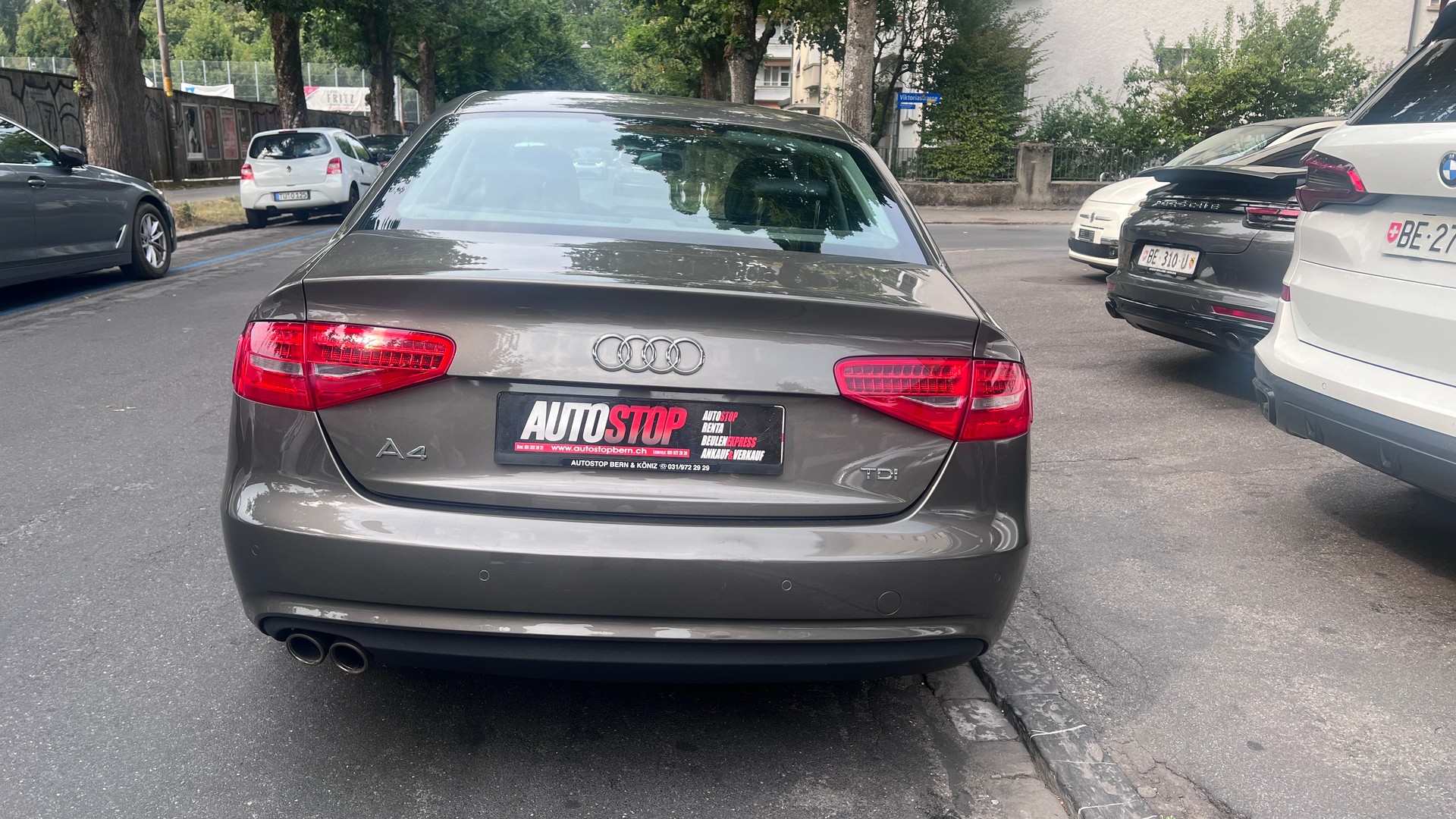 AUDI A4-showroom-element-3