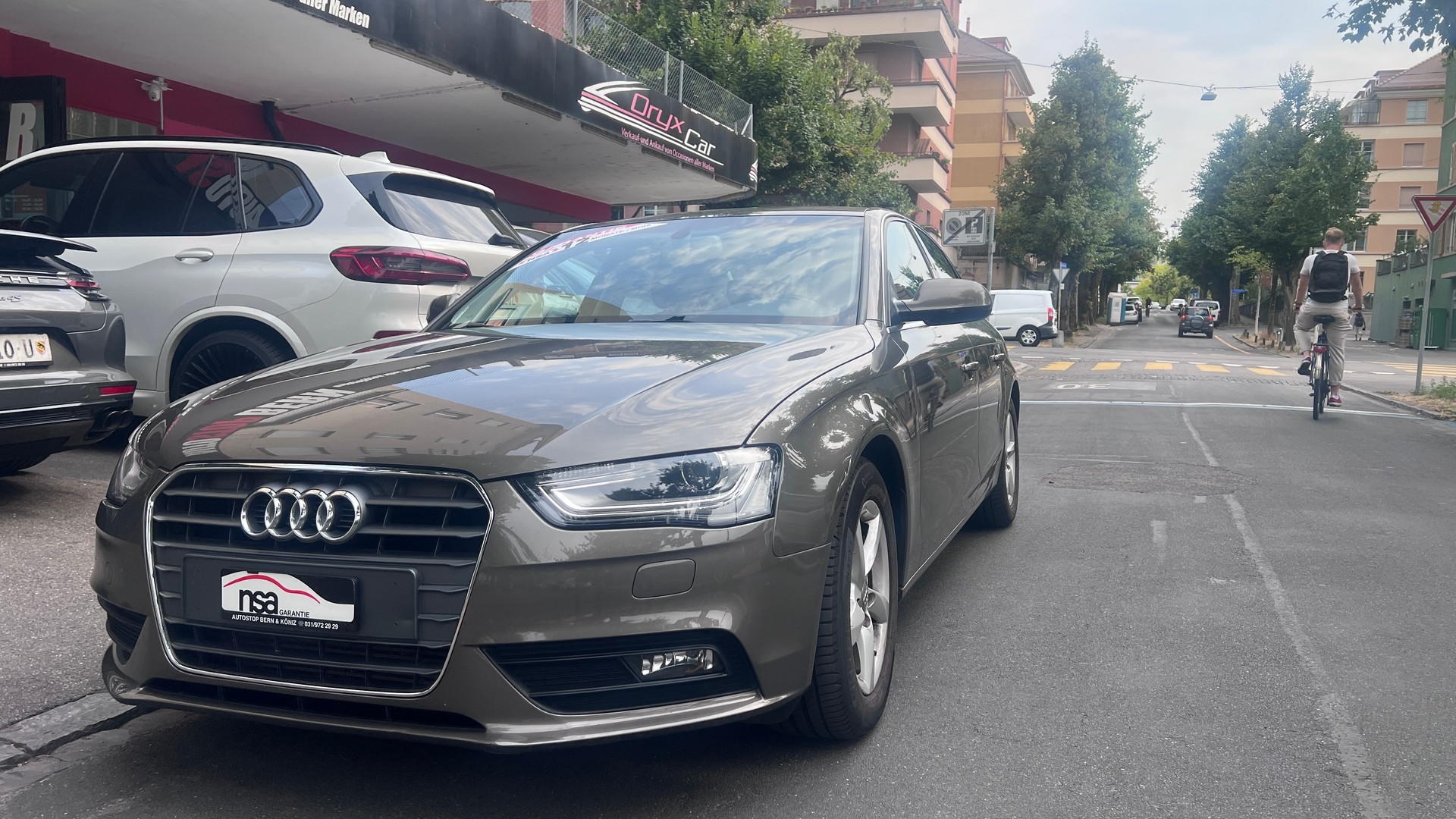 AUDI A4-showroom-element-1