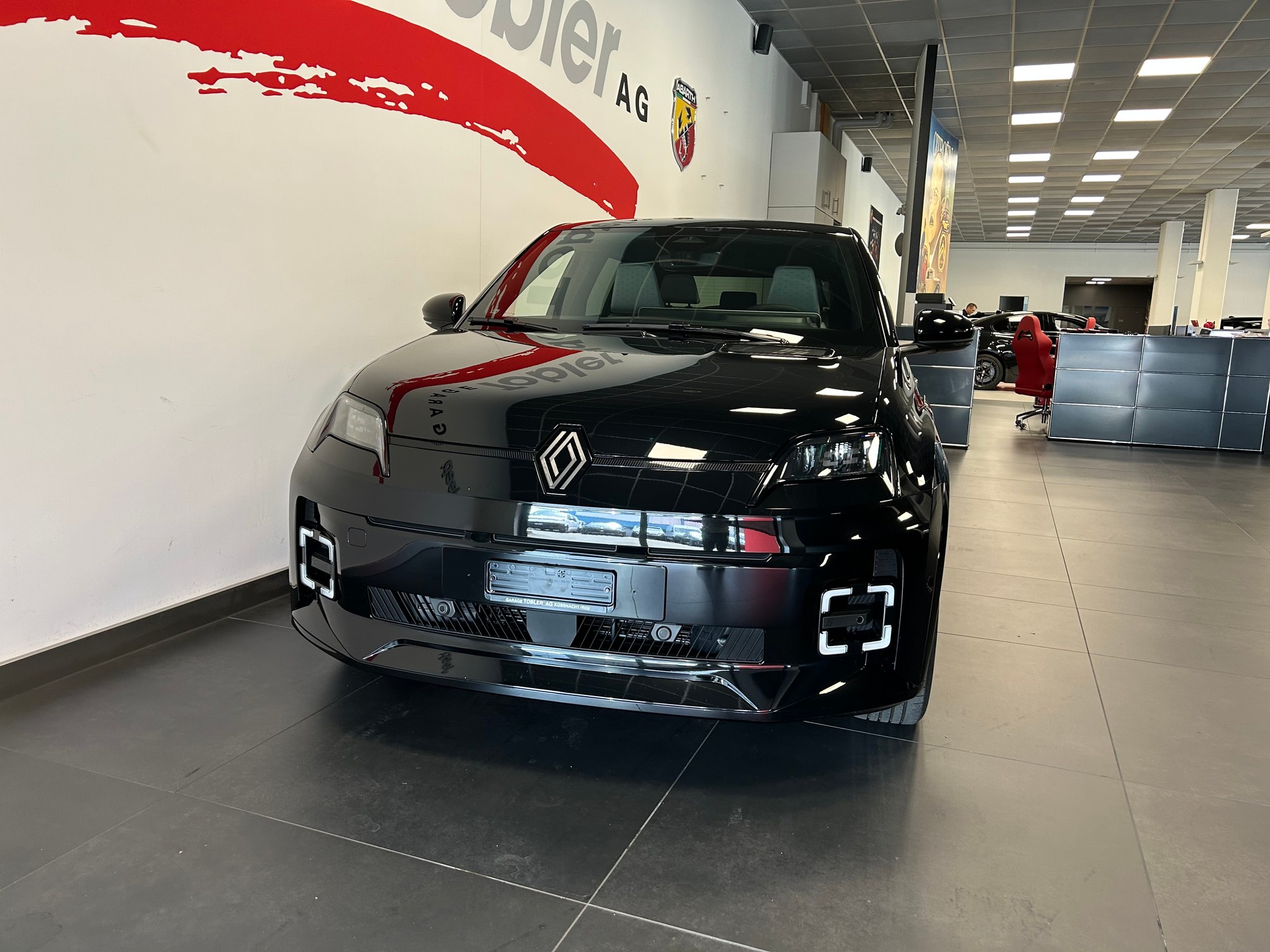 RENAULT R5 E-Tech Comfort Range 52 kWh Roland Garros-showroom-element-3