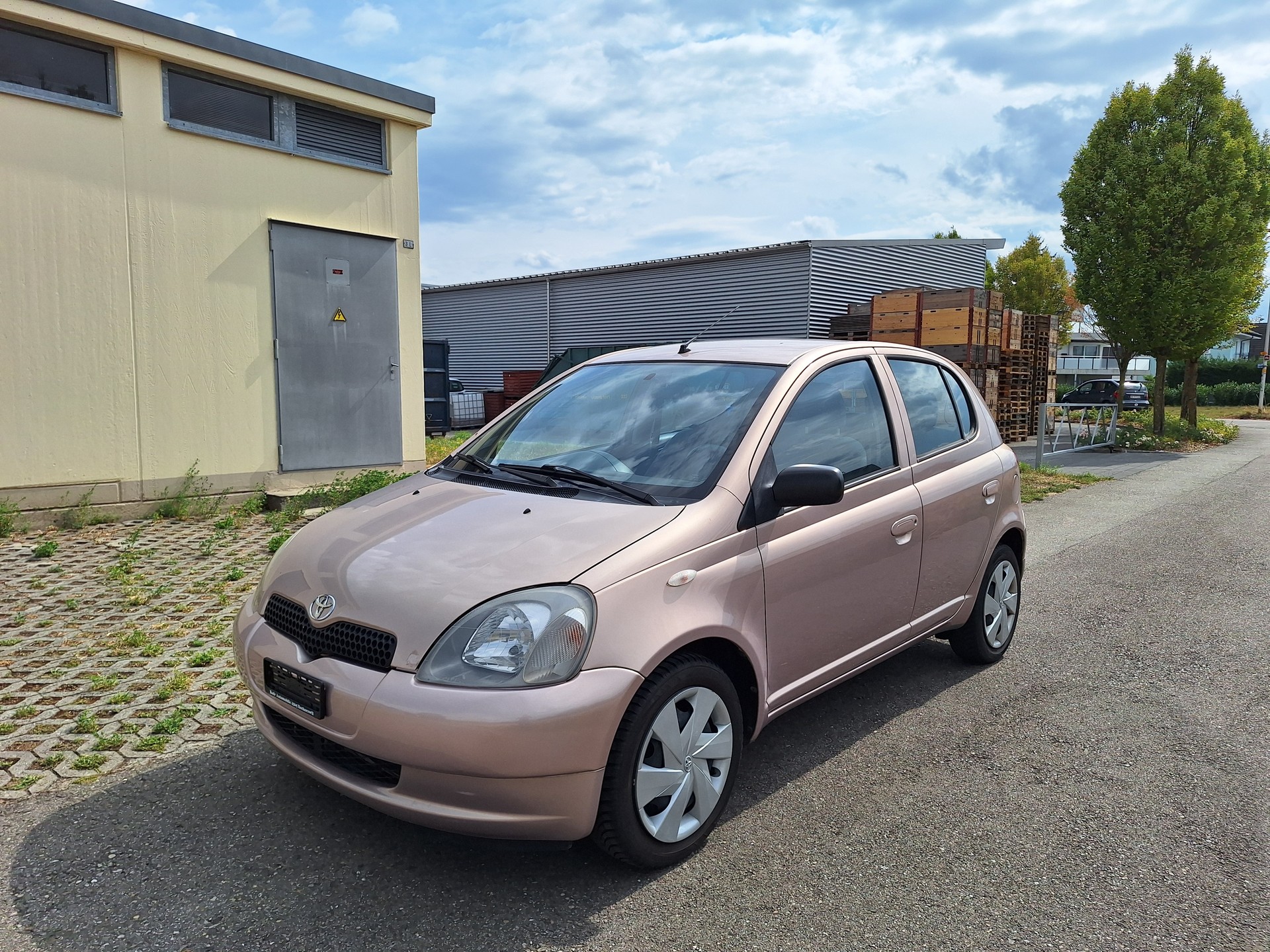TOYOTA Yaris 1.3 Linea Sol-showroom-element-1