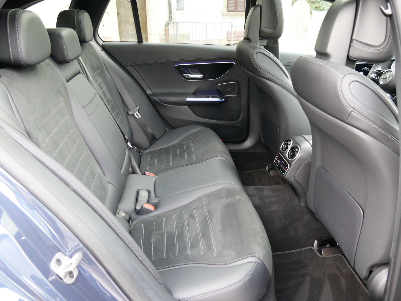 MERCEDES-BENZ C 220 d T 4Matic AMG Line-image-13