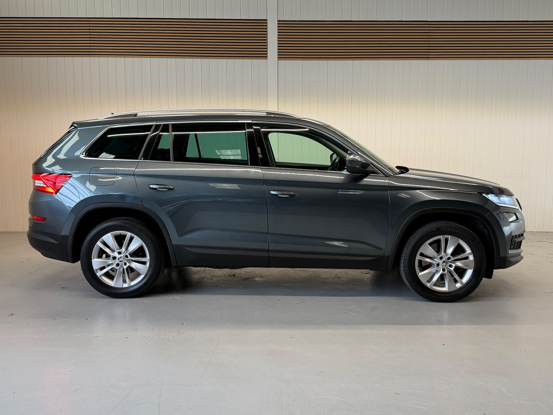 SKODA Kodiaq 2.0 TDI 4x4 DSG - frisch ab MFK und Service - AHK - 7 Plätzer-image-4