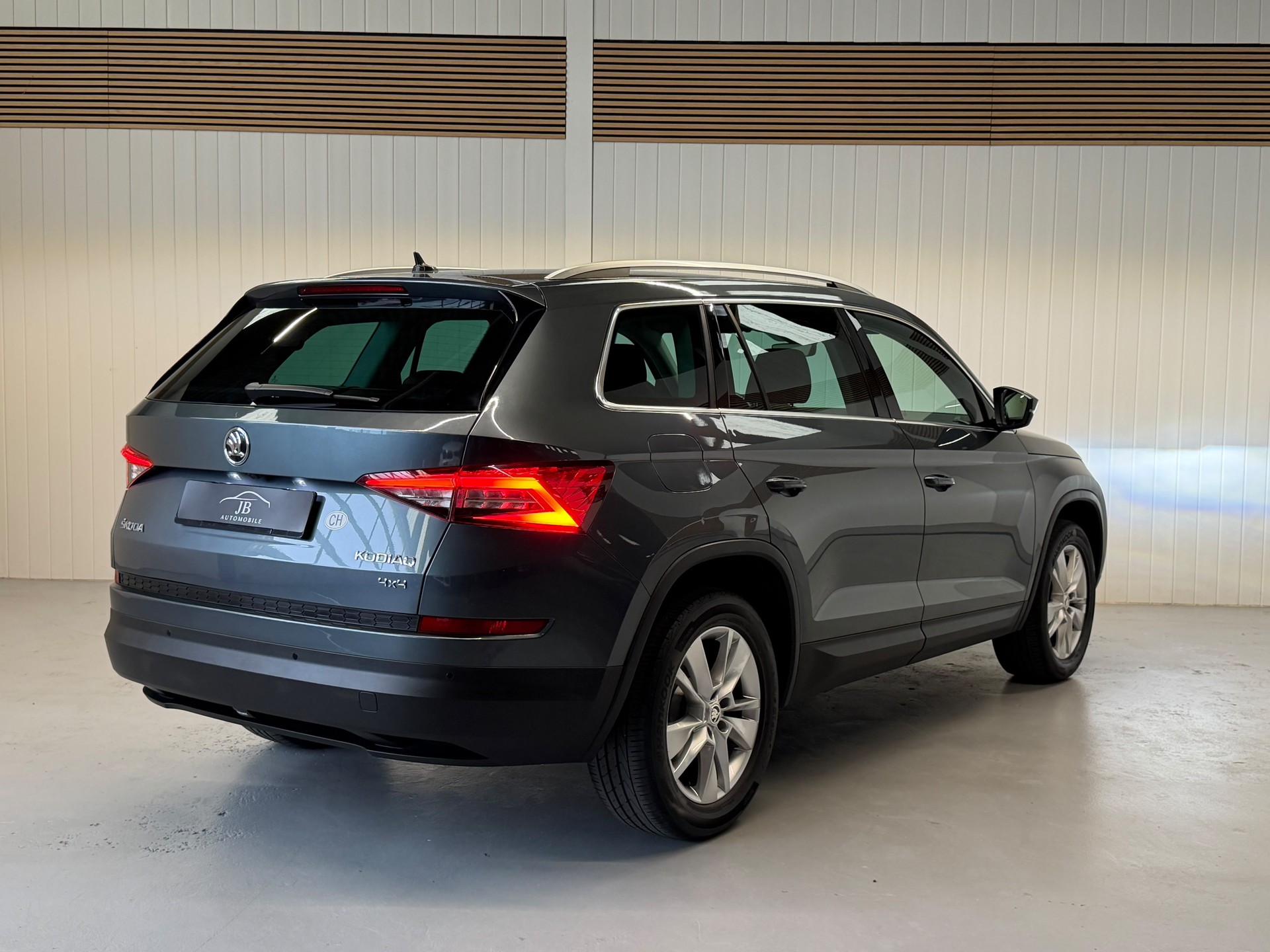 SKODA Kodiaq 2.0 TDI 4x4 DSG - frisch ab MFK und Service - AHK - 7 Plätzer-showroom-element-3