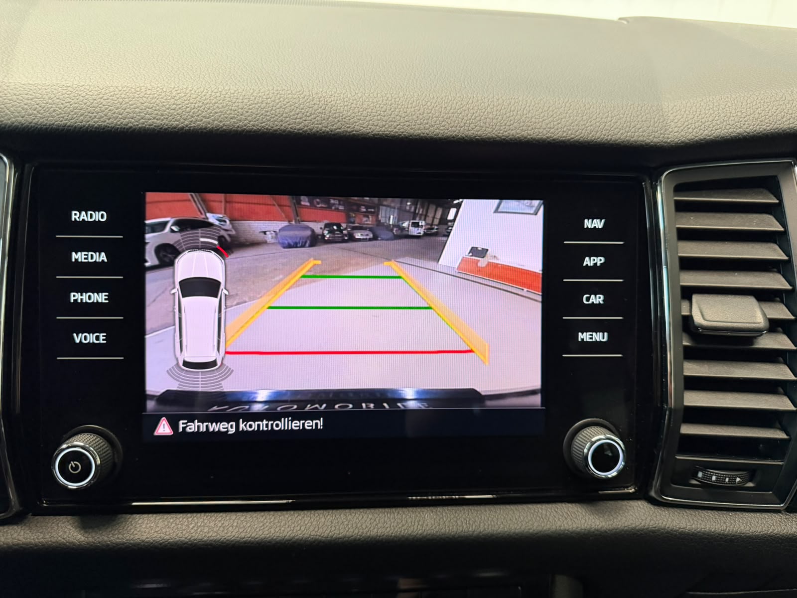 SKODA Kodiaq 2.0 TDI 4x4 DSG - frisch ab MFK und Service - AHK - 7 Plätzer-image-9