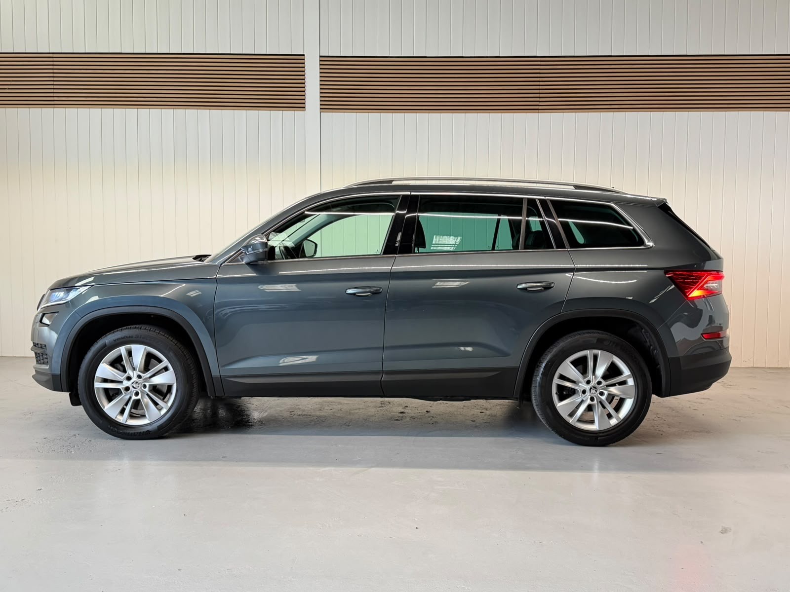 SKODA Kodiaq 2.0 TDI 4x4 DSG - frisch ab MFK und Service - AHK - 7 Plätzer-showroom-element-1