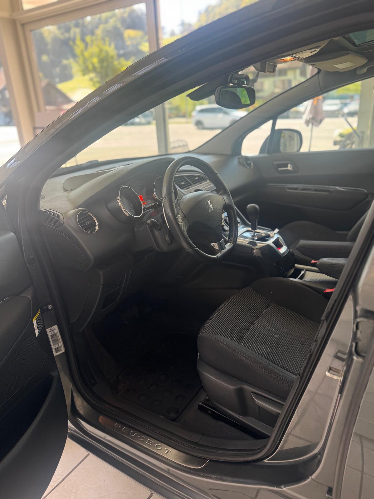 PEUGEOT 5008 1.6 HDI Sport-image-8