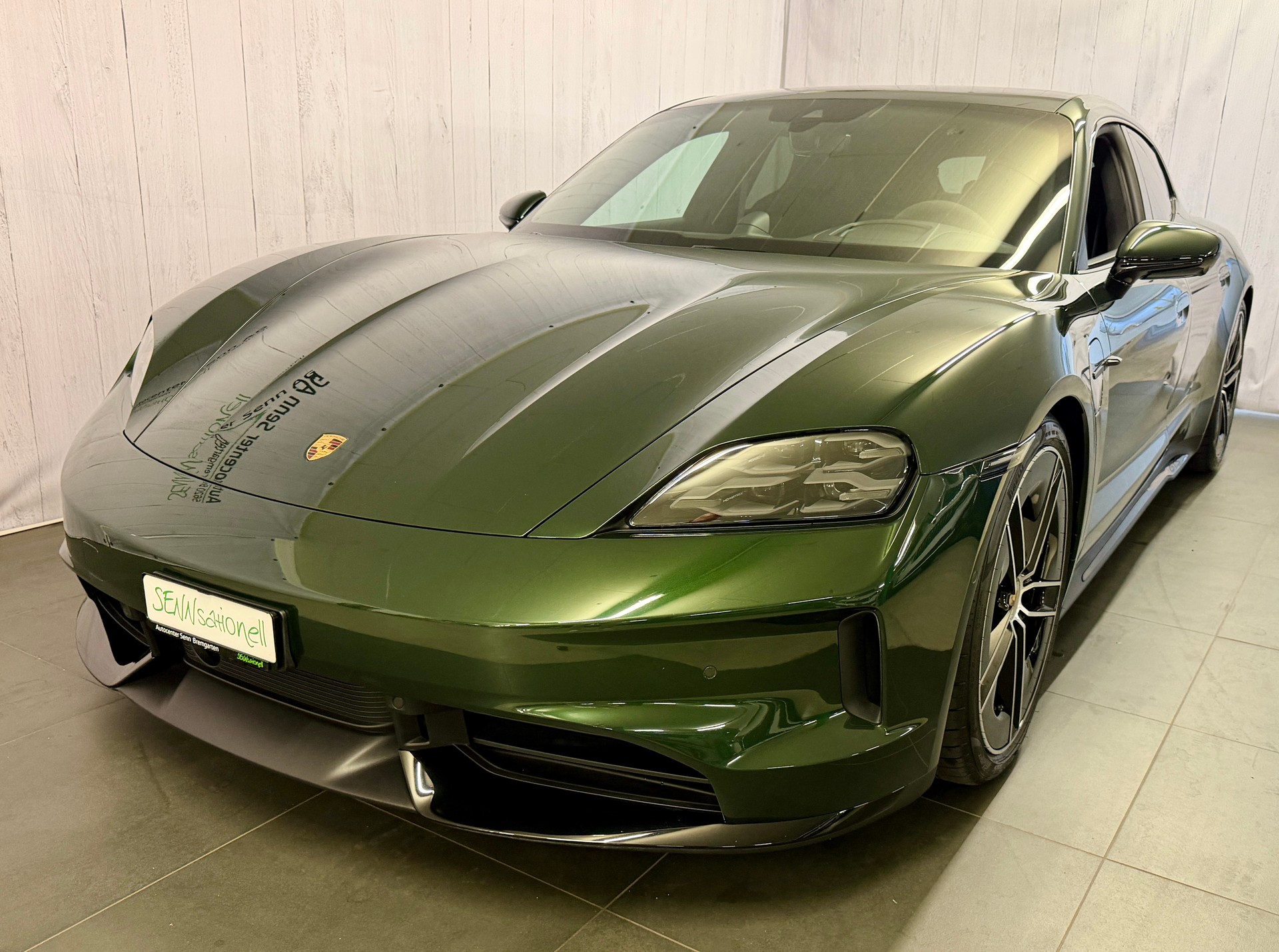 PORSCHE Taycan GTS 104kWh-showroom-element-3