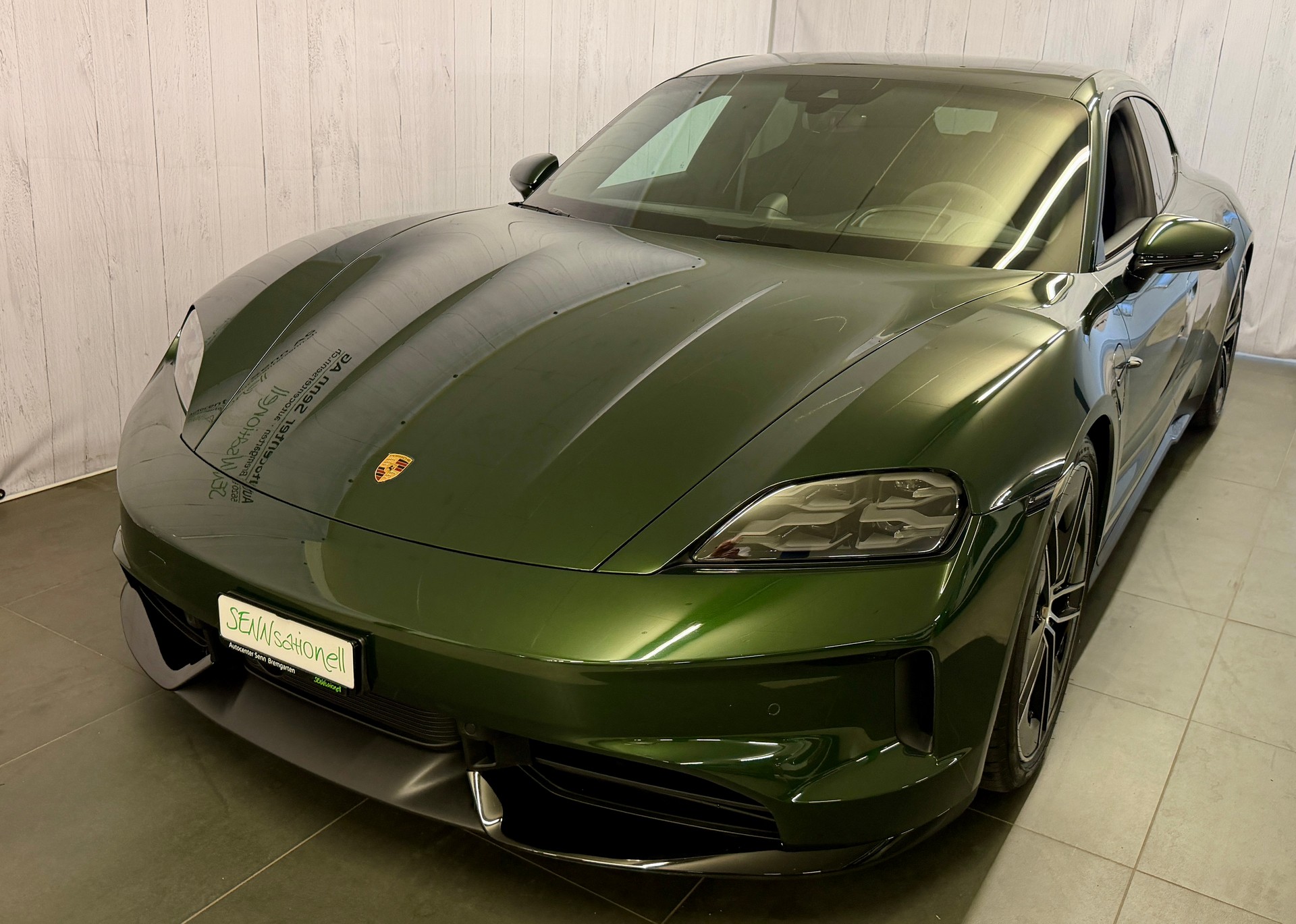 PORSCHE Taycan GTS 104kWh-showroom-element-2