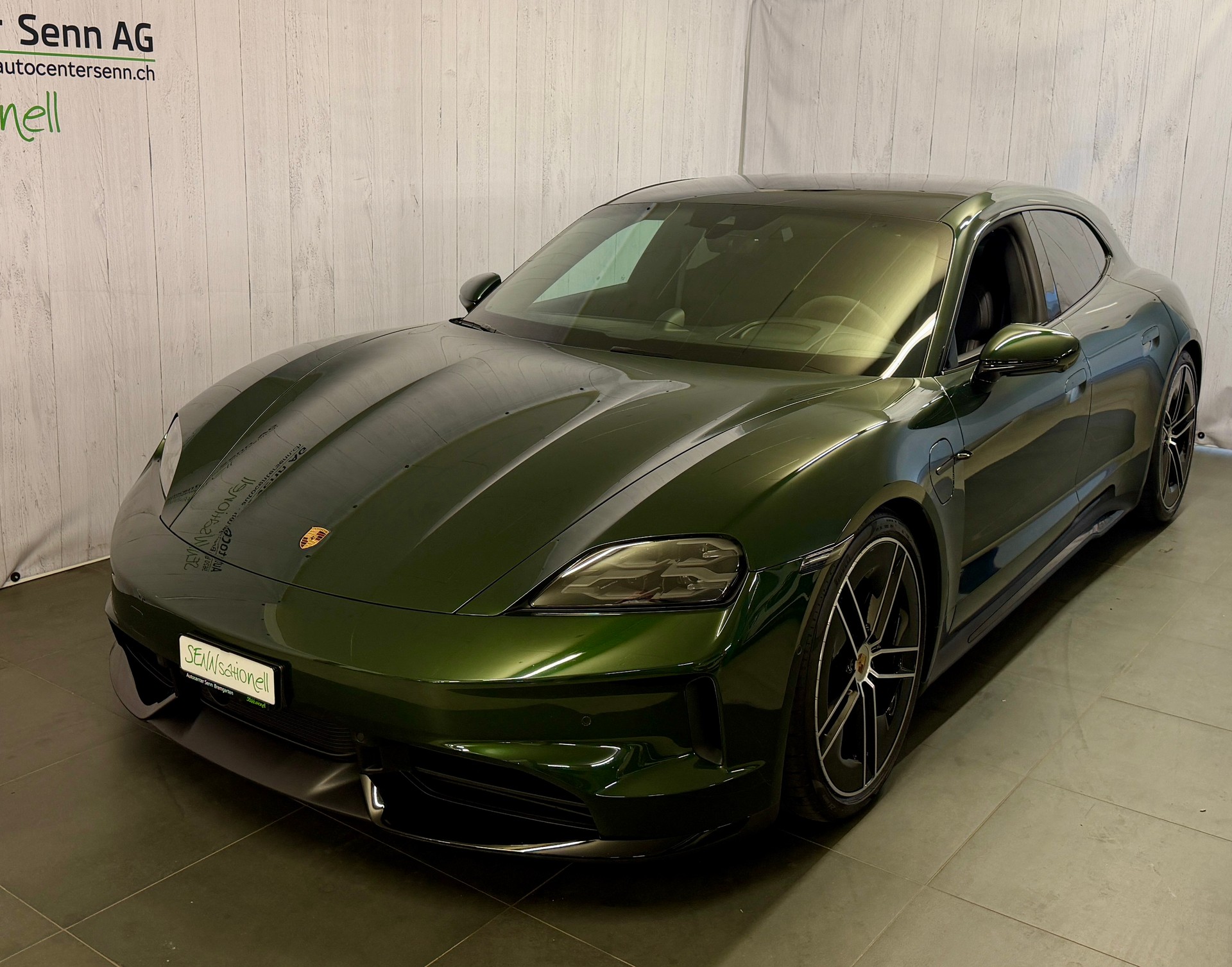 PORSCHE Taycan GTS 104kWh-showroom-element-1