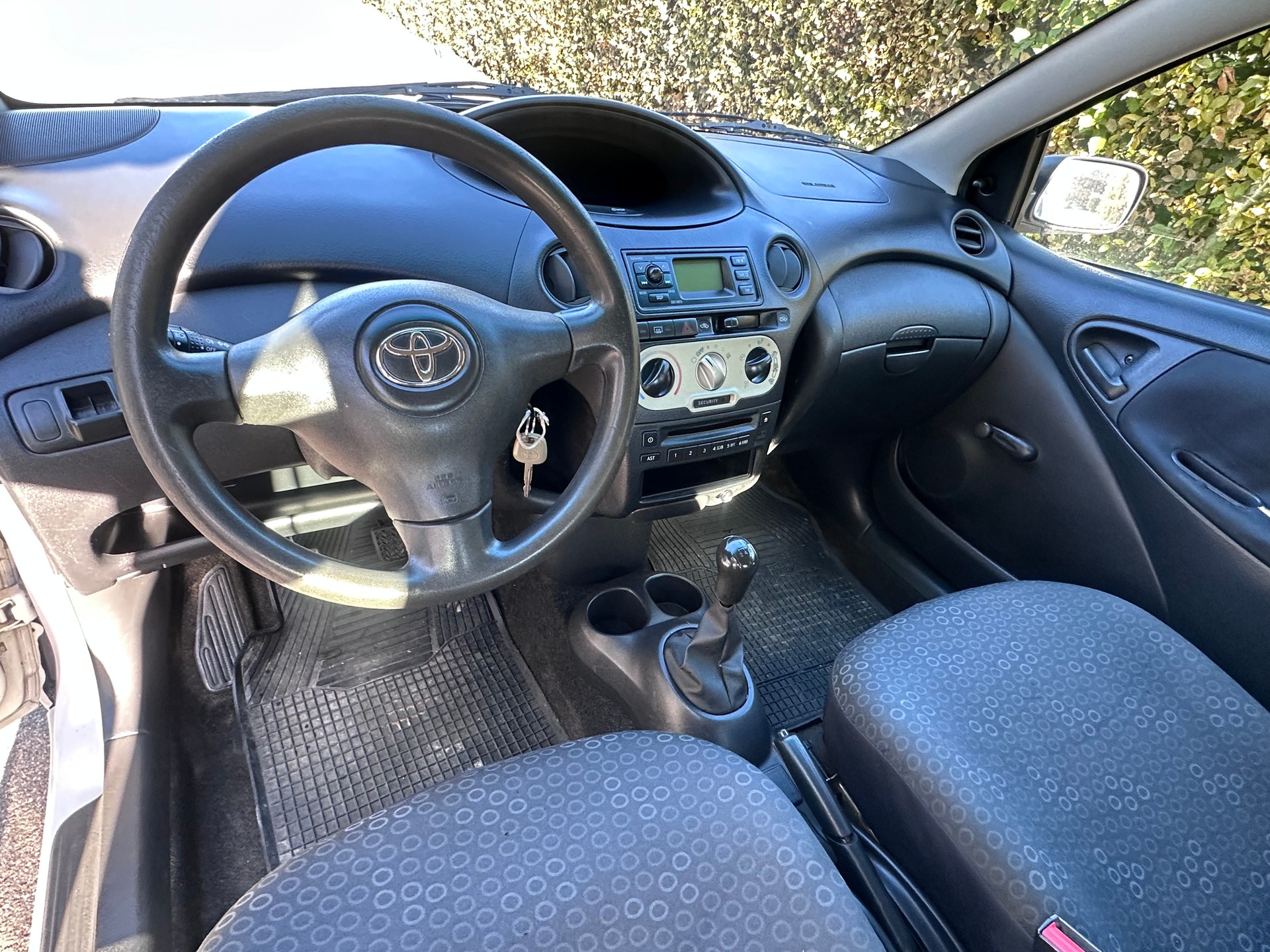 TOYOTA Yaris 1.0 Linea Sol-image-8