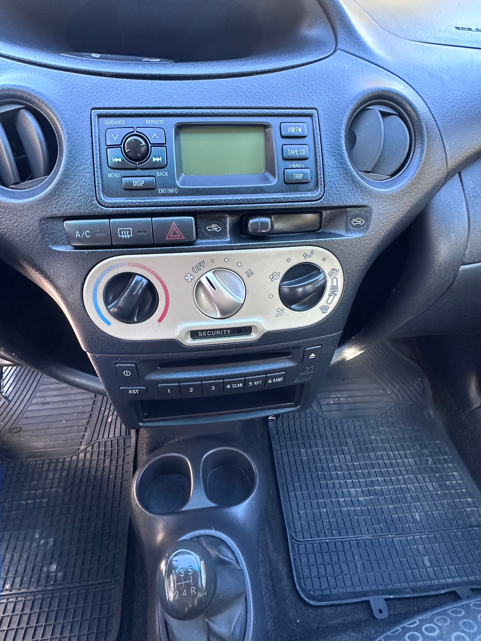TOYOTA Yaris 1.0 Linea Sol-image-12