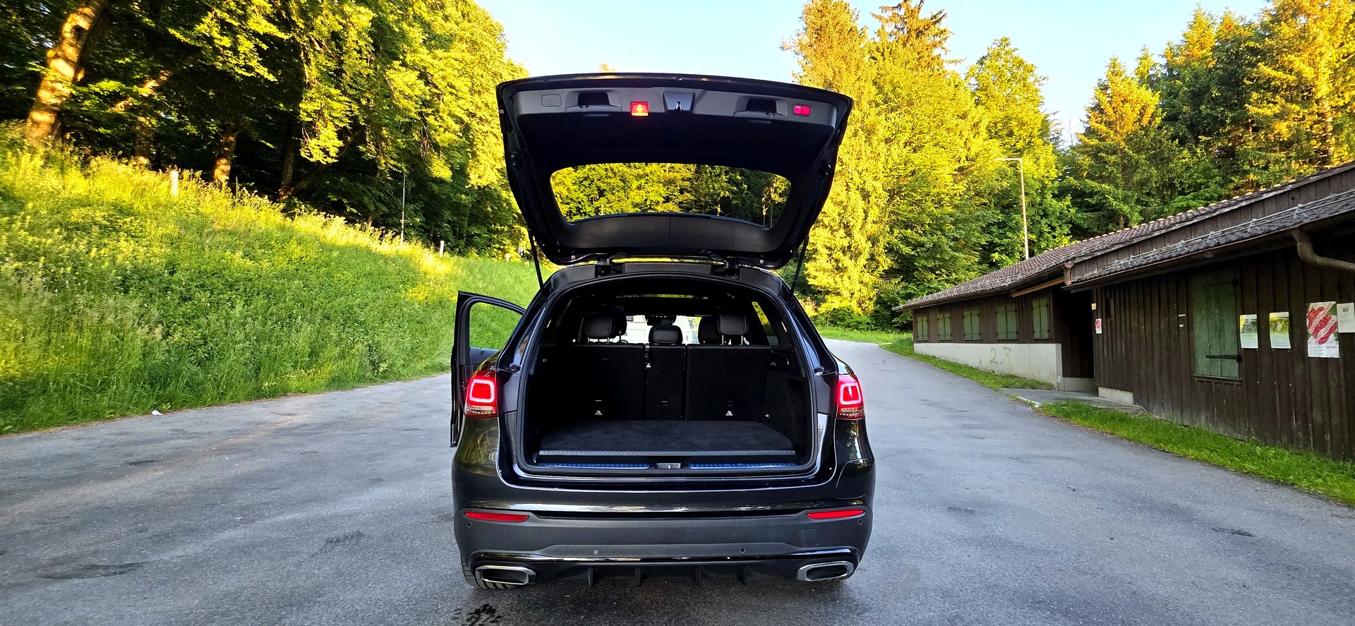 MERCEDES-BENZ GLC 300 e AMG Line Plus 4Matic 9G-Tronic-image-14