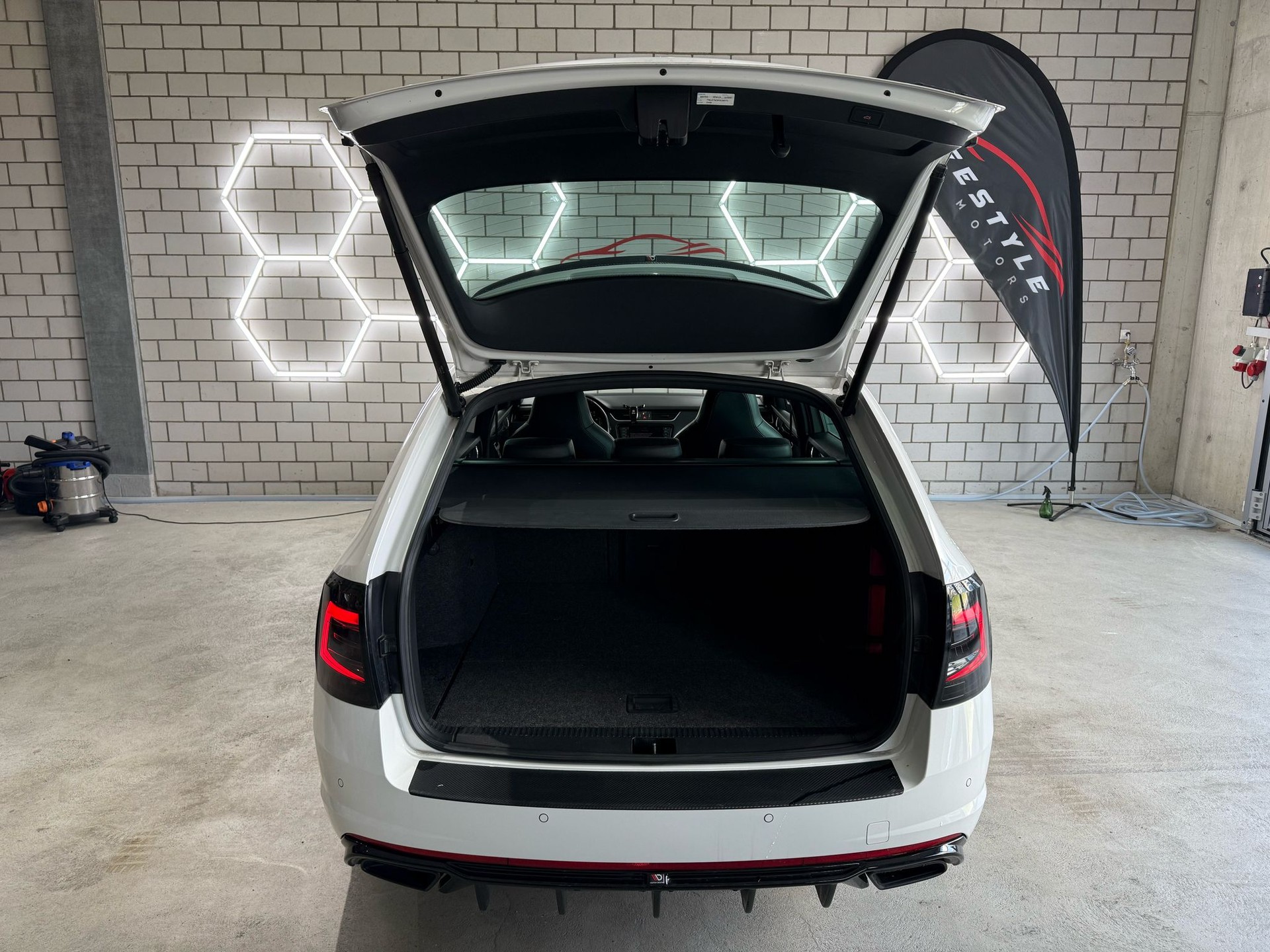SKODA Octavia Combi 2.0 TSI RS DSG-image-11