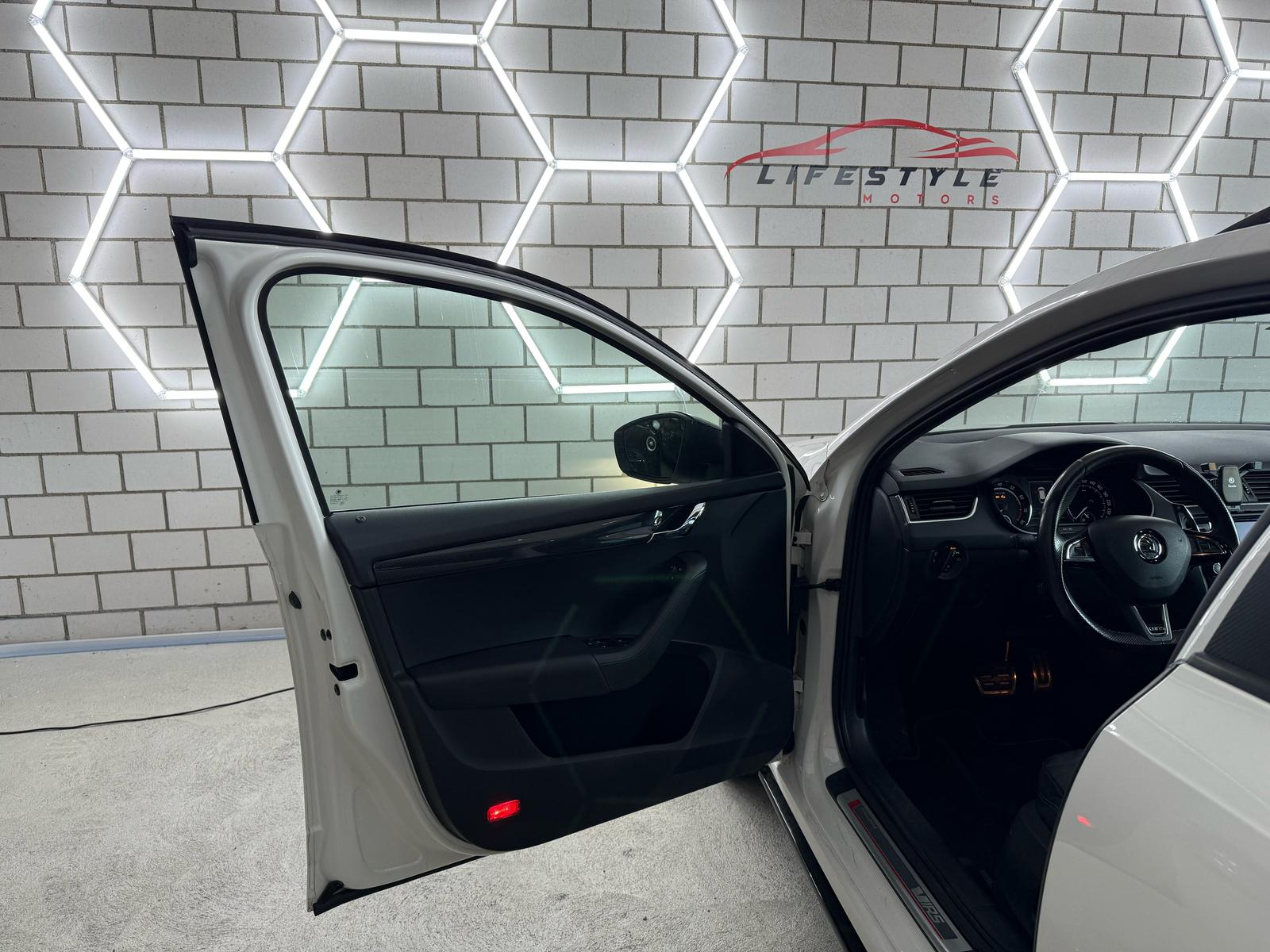 SKODA Octavia Combi 2.0 TSI RS DSG-image-4